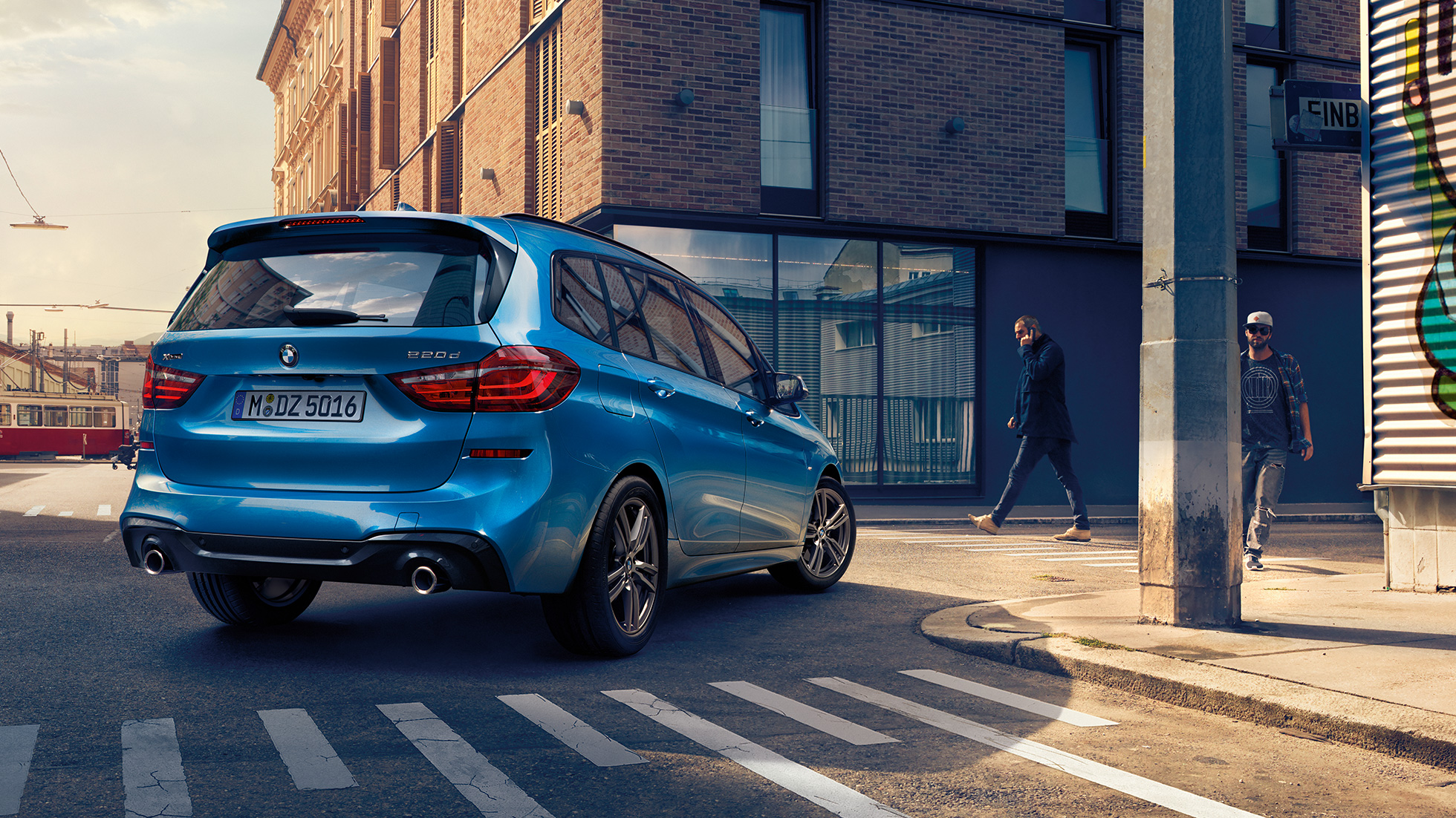 Wygląd zewnętrzny BMW serii 2 Gran Tourer Wygląd zewnętrzny BMW serii 2 Gran Tourer 220d xDrive F46, modernizacja 2018, niebieski Estoril, metalizowany, tylny półprofil podczas jazdy w mieście