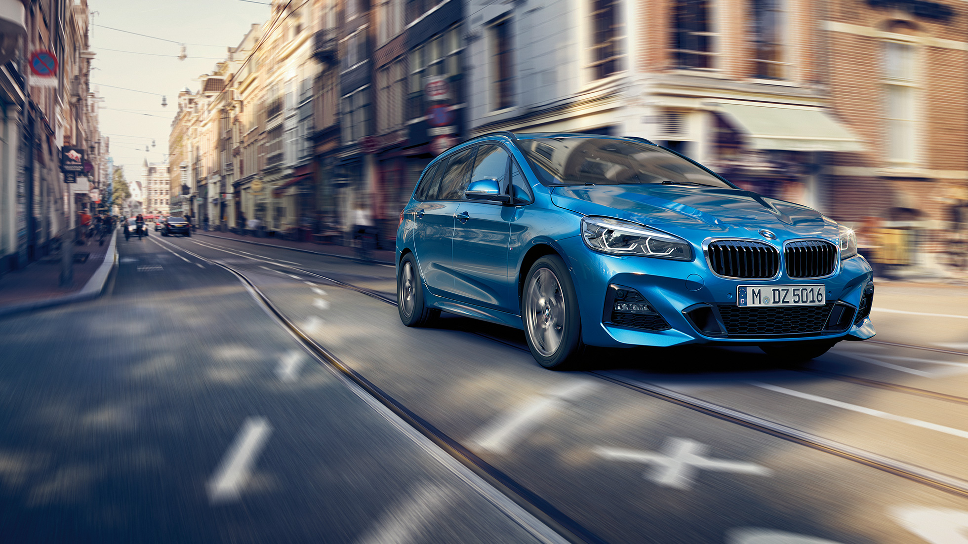 Dynamika jazdy BMW serii 2 Gran Tourer Driving dynamics BMW 2 Series Gran Tourer F46 2018 Estoril Blue metallic three-quarter front view driving downtown