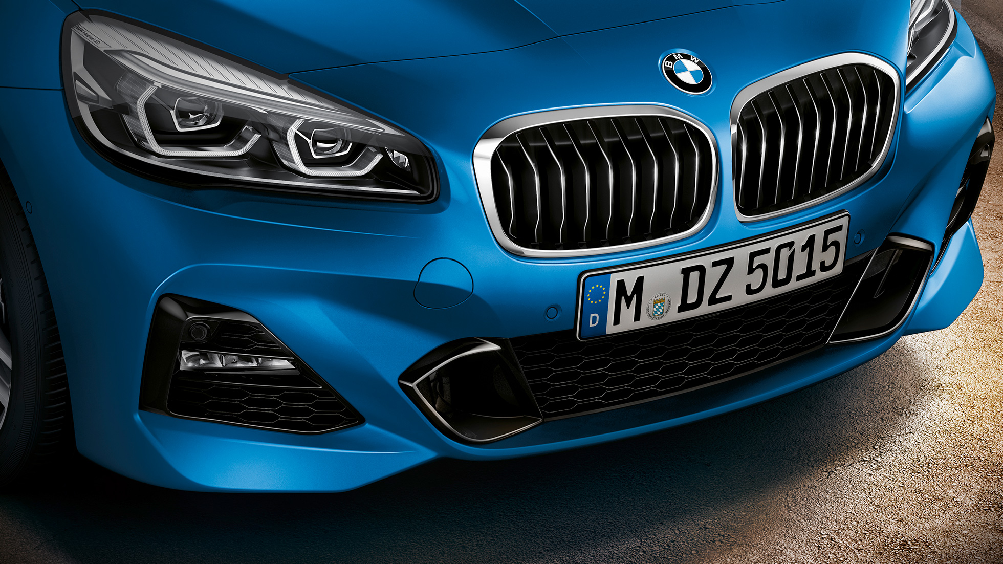 Atrapa chłodnicy BMW serii 2 Gran Tourer Atrapa chłodnicy BMW serii 2 Gran Tourer F46, modernizacja 2018, niebieski Estoril, metalizowany, zbliżenie przodu