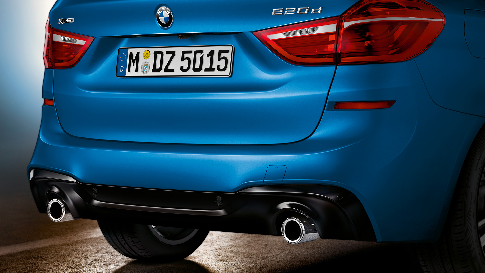 Tył BMW serii 2 Gran Tourer Tył BMW serii 2 Gran Tourer F46, modernizacja 2018, niebieski Estoril, metalizowany, zbliżenie tyłu