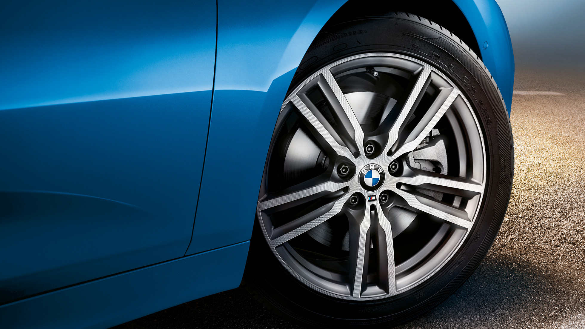 Obręcze kół ze stopów lekkich BMW serii 2 Gran Tourer Obręcze kół ze stopów lekkich BMW serii 2 Gran Tourer F46, modernizacja 2018, niebieski Estoril, metalizowany, zbliżenie