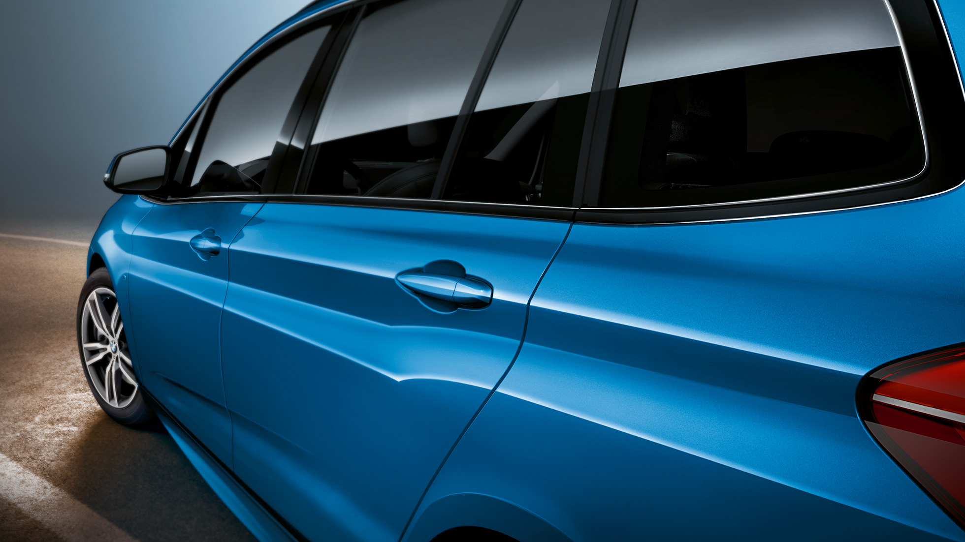 Bok BMW serii 2 Gran Tourer Bok BMW serii 2 Gran Tourer F46, modernizacja 2018, niebieski Estoril, metalizowany, zbliżenie