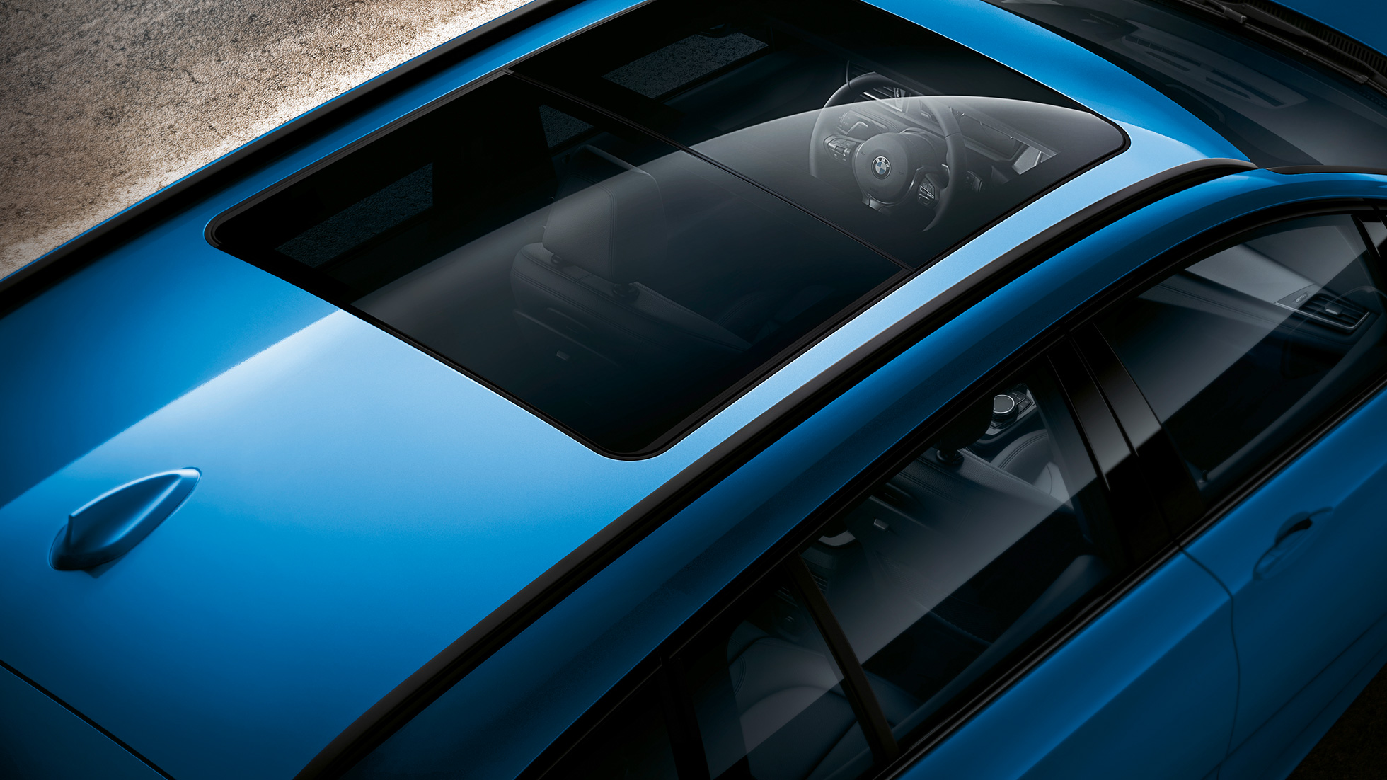 Szklany dach panoramiczny BMW serii 2 Gran Tourer Szklany dach panoramiczny BMW serii 2 Gran Tourer F46, modernizacja 2018, niebieski Estoril, metalizowany, widok z góry