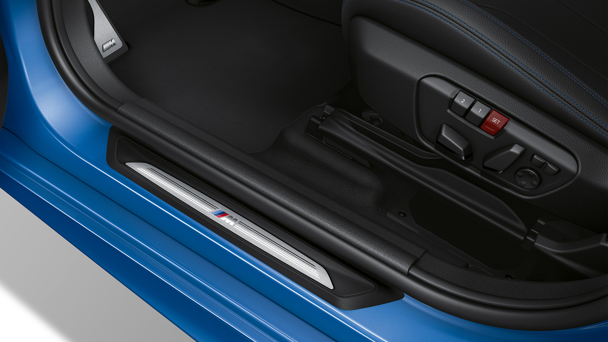 Listwy progowe BMW serii 2 Gran Tourer, model M Sport Listwy progowe BMW serii 2 Gran Tourer 220d xDrive, model M Sport F46, 2018, niebieski Estoril metalizowany, zbliżenie