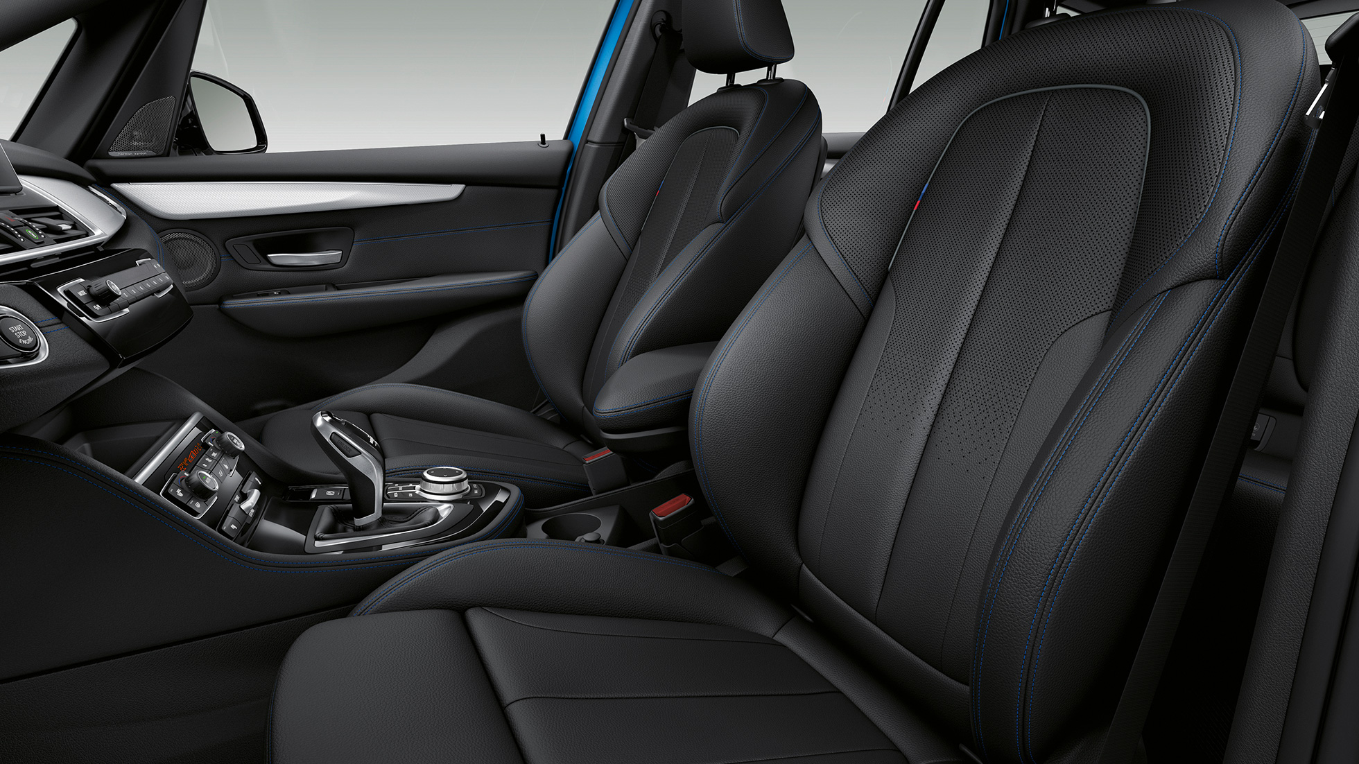 Fotele sportowe BMW serii 2 Gran Tourer, model M Sport Fotele sportowe BMW serii 2 Gran Tourer 220d xDrive, model M Sport F46, 2018, wnętrze