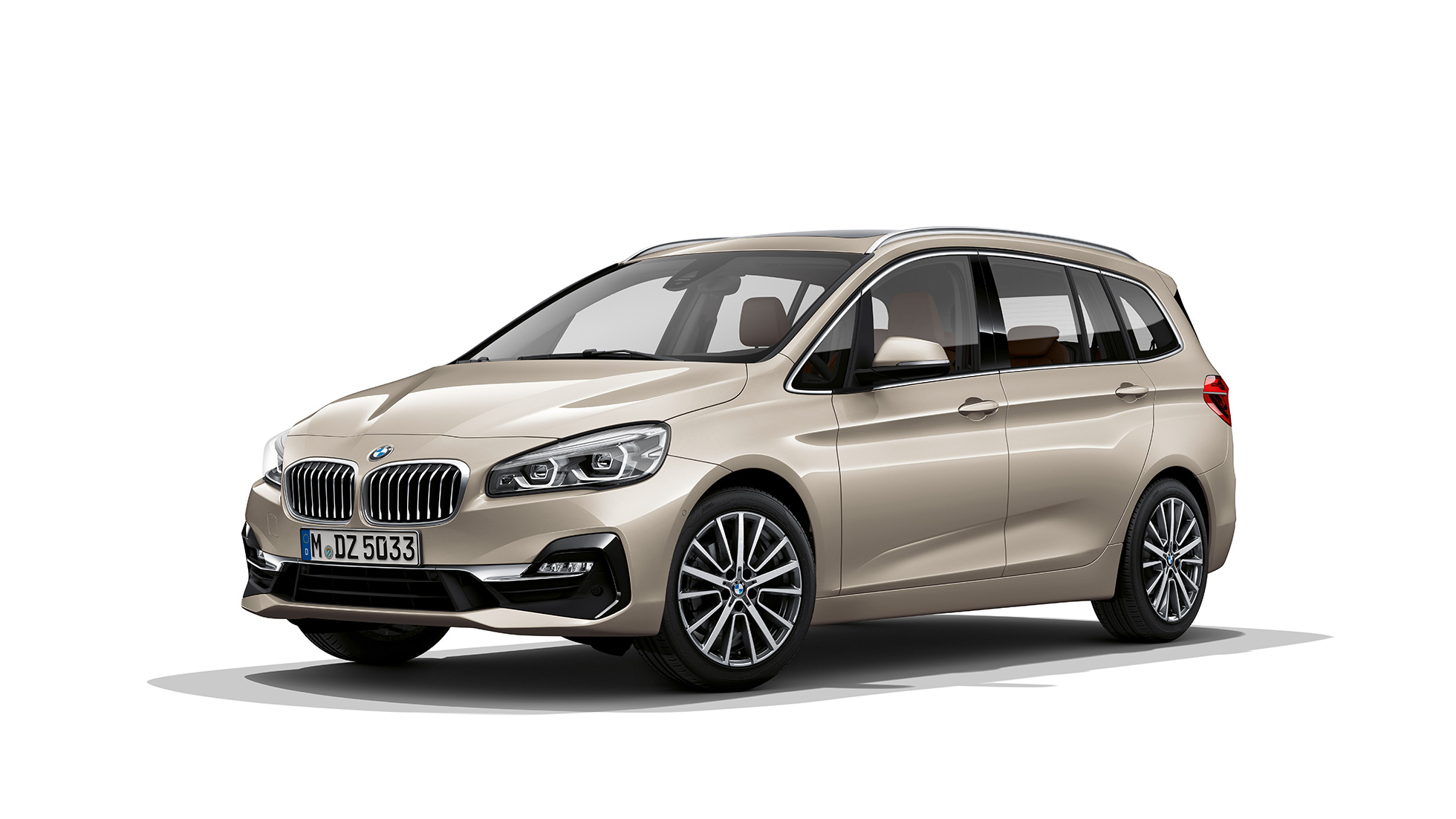 Przedni półprofil BMW serii 2 Gran Tourer, model Luxury Line BMW serii 2 Gran Tourer 218d xDrive, model Luxury Line F46, modernizacja 2018, beż Jucaro, metalizowany, przedni półprofil