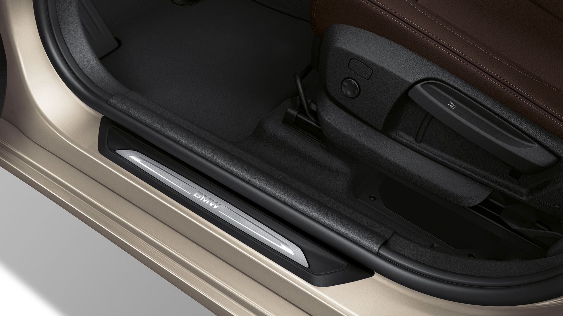 Listwy progowe BMW serii 2 Gran Tourer, model Luxury Line Listwy progowe BMW serii 2 Gran Tourer 218d xDrive, model Luxury Line F46, 2018, beż Jucaro metalizowany, zbliżenie