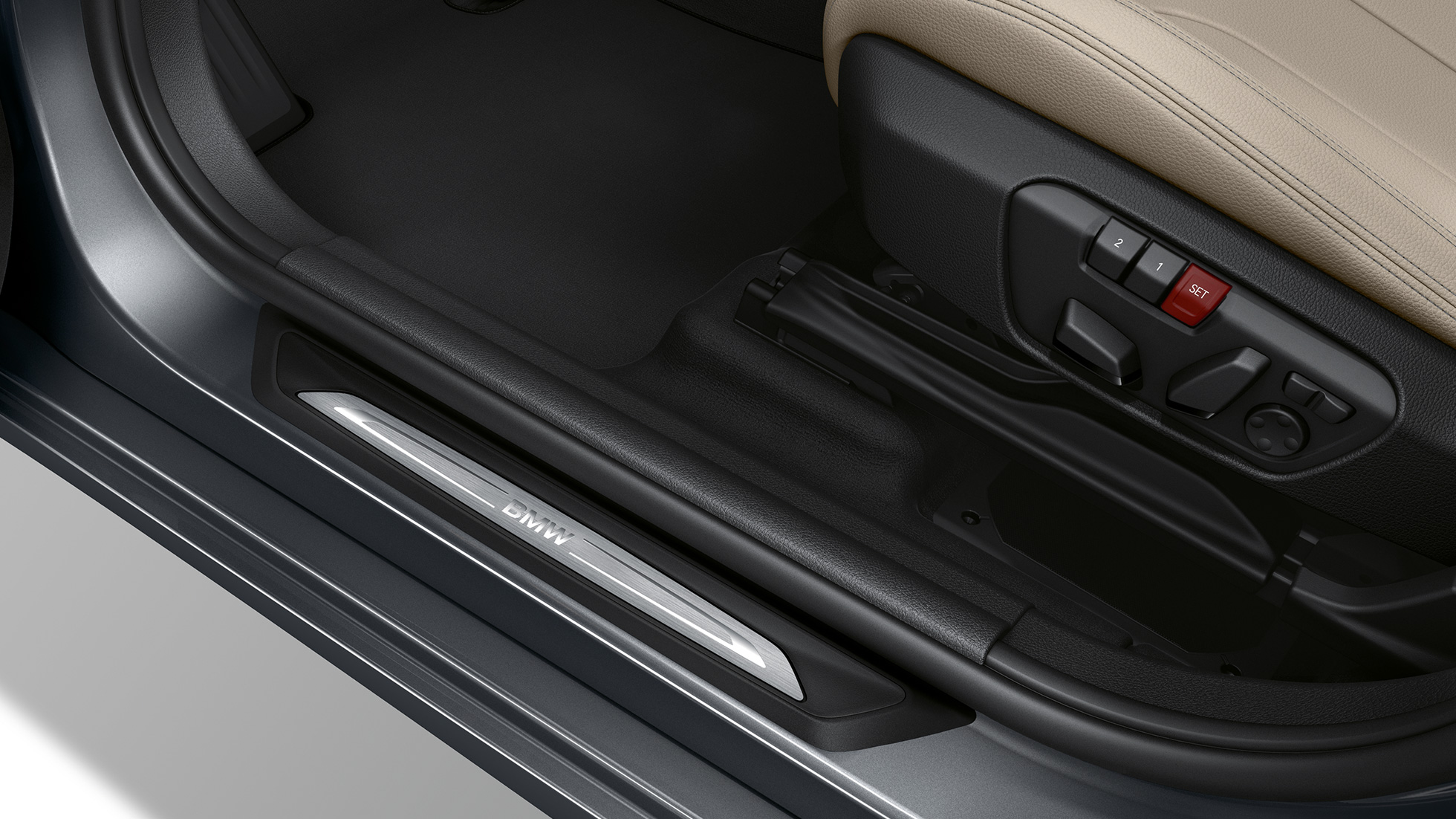 Listwy progowe BMW serii 2 Gran Tourer, model Sport Line Listwy progowe BMW serii 2 Gran Tourer 220d, model Sport Line F46, 2018, szary mineralny metalizowany, zbliżenie
