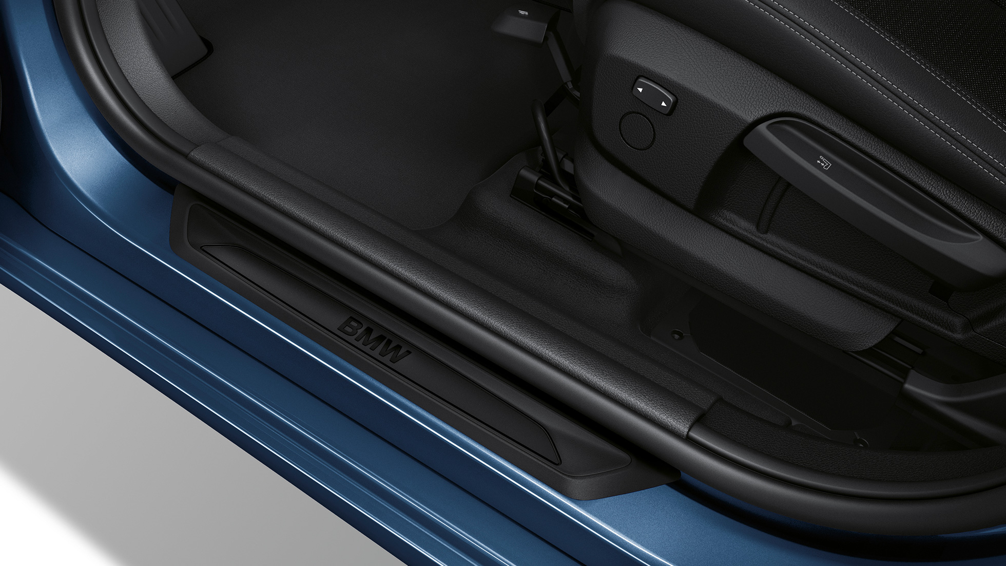 Listwy progowe BMW serii 2 Gran Tourer, model Advantage Listwy progowe BMW serii 2 Gran Tourer 218i, model Advantage F46, 2018, niebieski śródziemnomorski metalizowany, zbliżenie