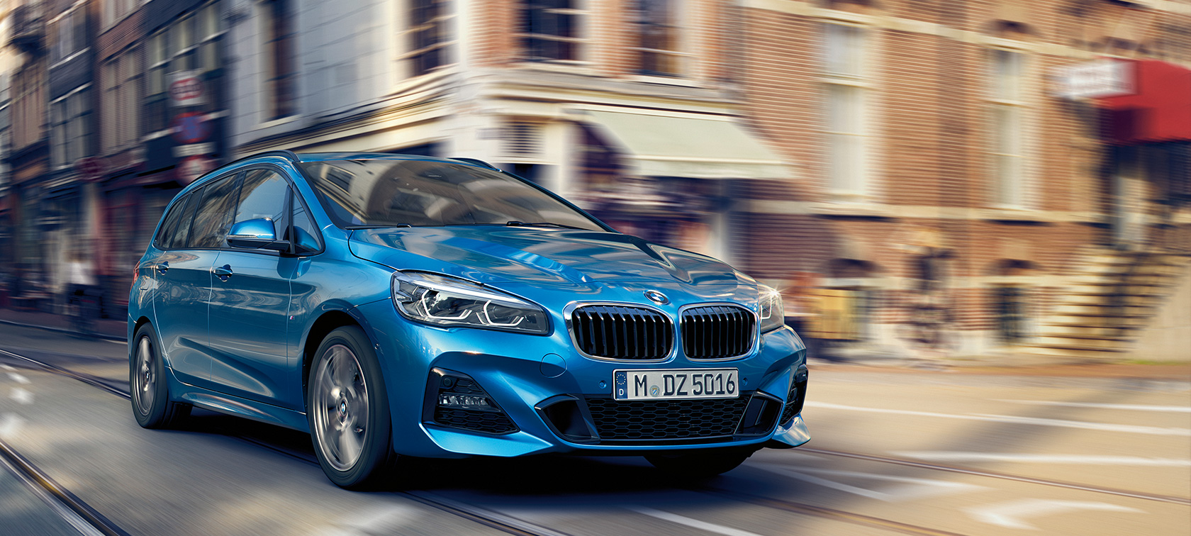 BMW serii 2 Gran Tourer podczas na drodze BMW serii 2 Gran Tourer F46, modernizacja 2018, niebieski Estoril, metalizowany, przedni półprofil podczas jazdy