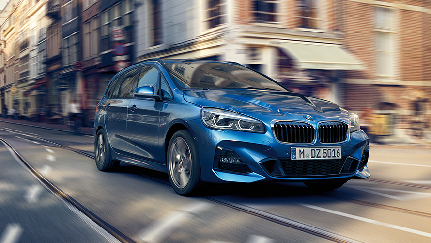 BMW serii 2 Gran Tourer F46 przedni półprofil podczas jazdy na drodze Modele BMW serii 2 BMW serii 2 Gran Tourer F46 przedni półprofil podczas jazdy na drodze