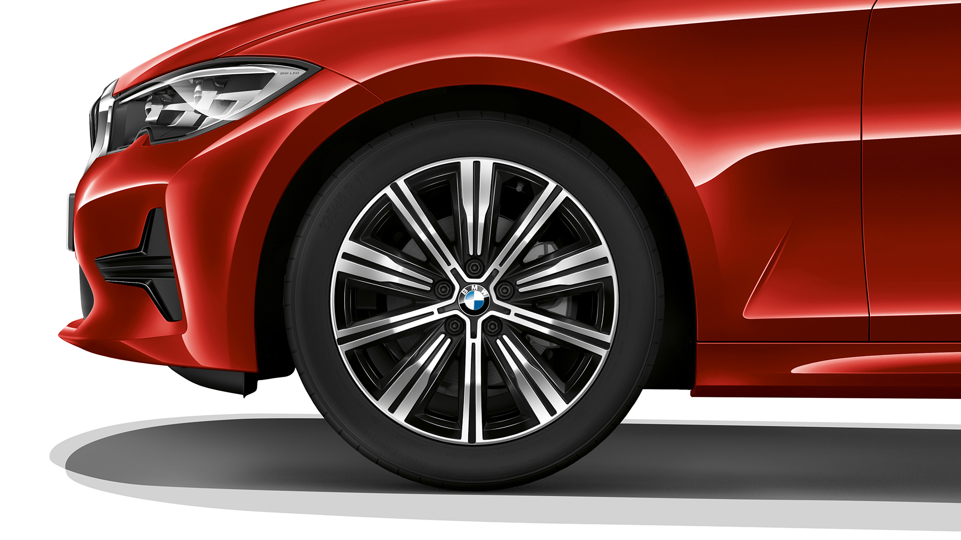 BMW serii 3, Model Advantage, obręcze kół ze stopów lekkich. Zbliżenie na obręcze kół ze stopów lekkich BMW serii 3 Limuzyny w wyposażeniu modelu Advantage