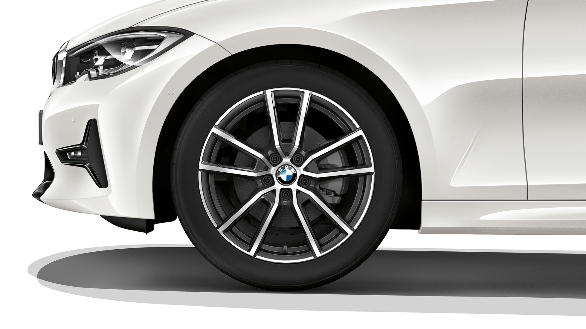 BMW serii 3 Limuzyna Model Sport Line, obręcze kół ze stopów lekkich. Zbliżenie na obręcze kół ze stopów lekkich BMW serii 3 Limuzyna w wyposażeniu Model Sport Line