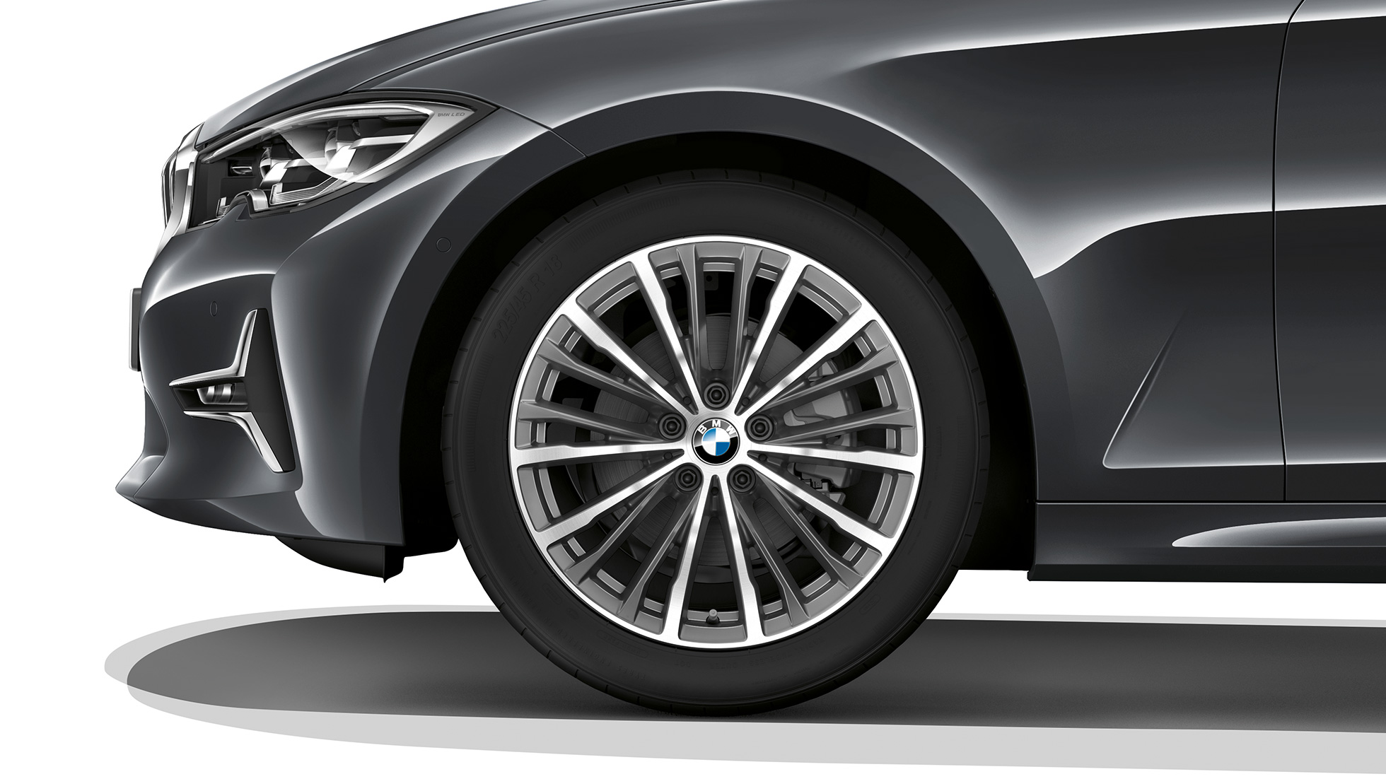 BMW serii 3 Limuzyna Model Luxury Line obręcze kół ze stopów lekkich. Zbliżenie na obręcze kół BMW serii 3 Limuzyna w wyposażeniu Model Luxury Line