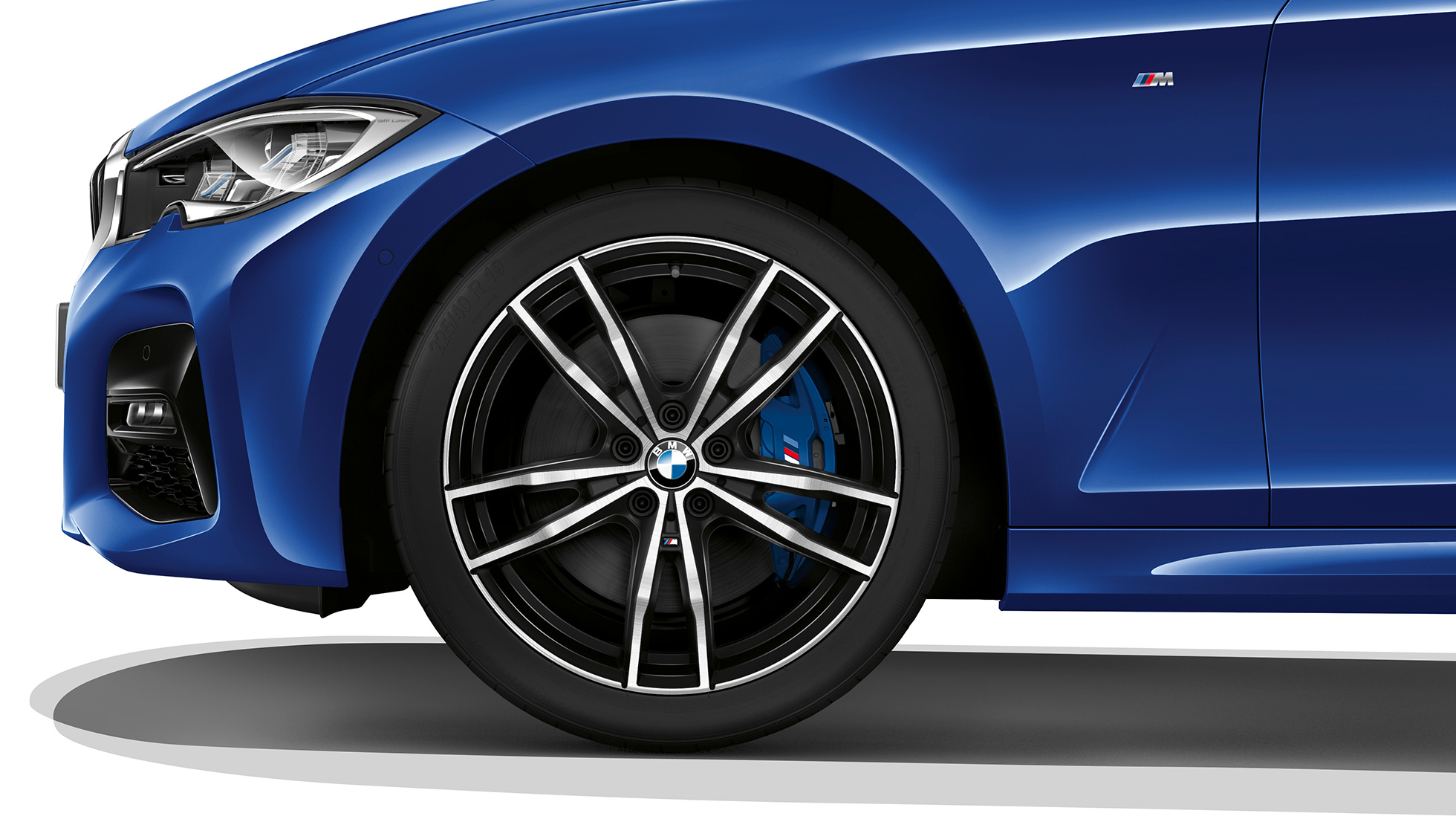 BMW serii 3 Limuzyna Model M Sport obręcze kół ze stopów lekkich. Zbliżenie na obręcze kół ze stopów lekkich BMW serii 3 Limuzyna w wyposażeniu Model M Sport
