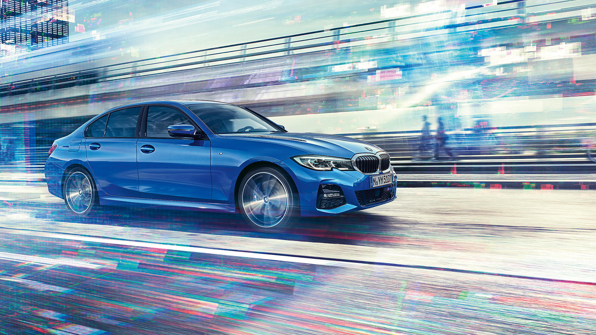 BMW serii 3, w ruchu, widok z boku. Ujęcie BMW serii 3 Limuzyny w ruchu, widok z boku w ciągu dnia w mieście.