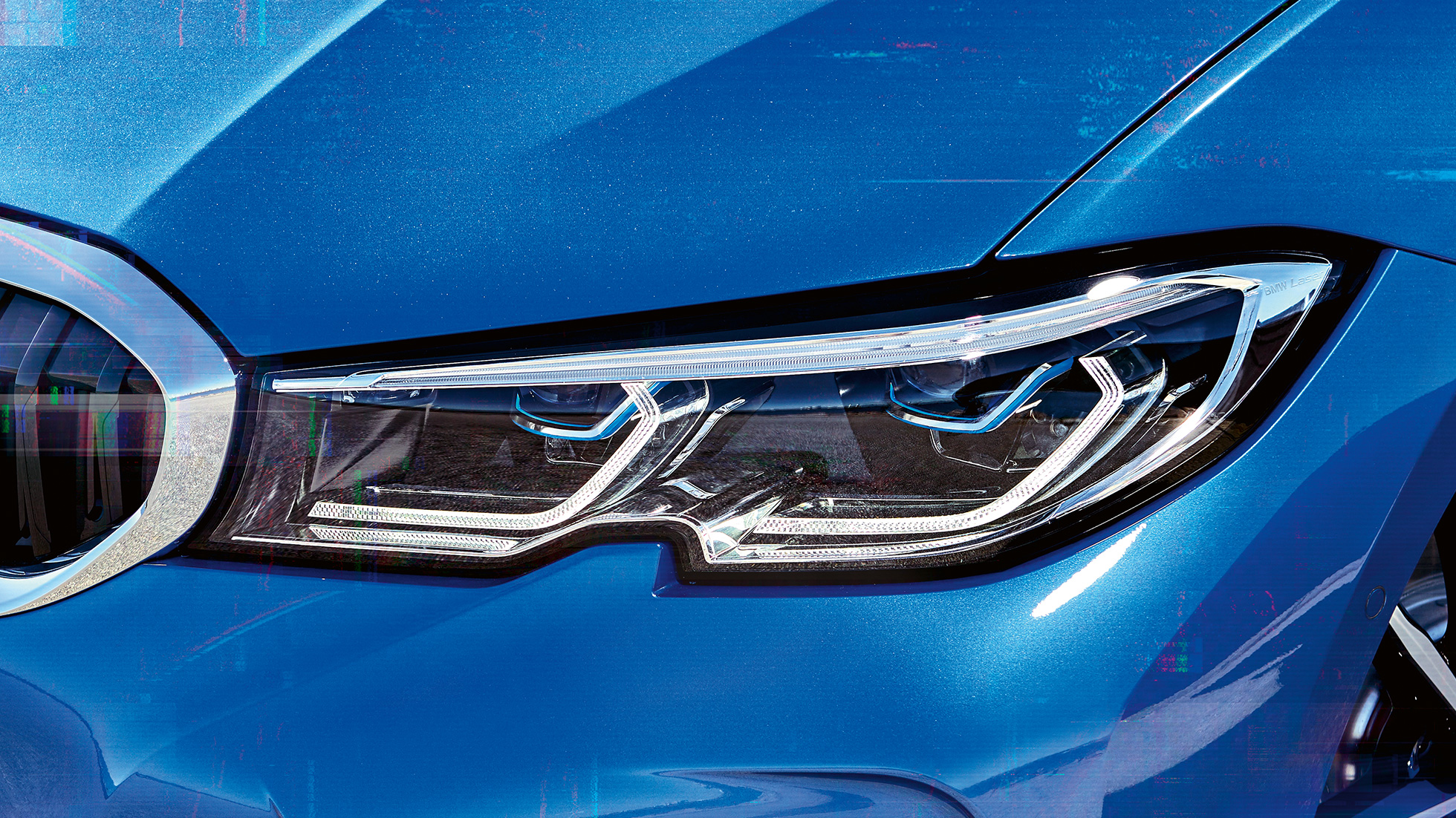 BMW serii 3 Limuzyna, światła laserowe BMW. Widok boczny prawych przednich reflektorów z laserowym światłem BMW.