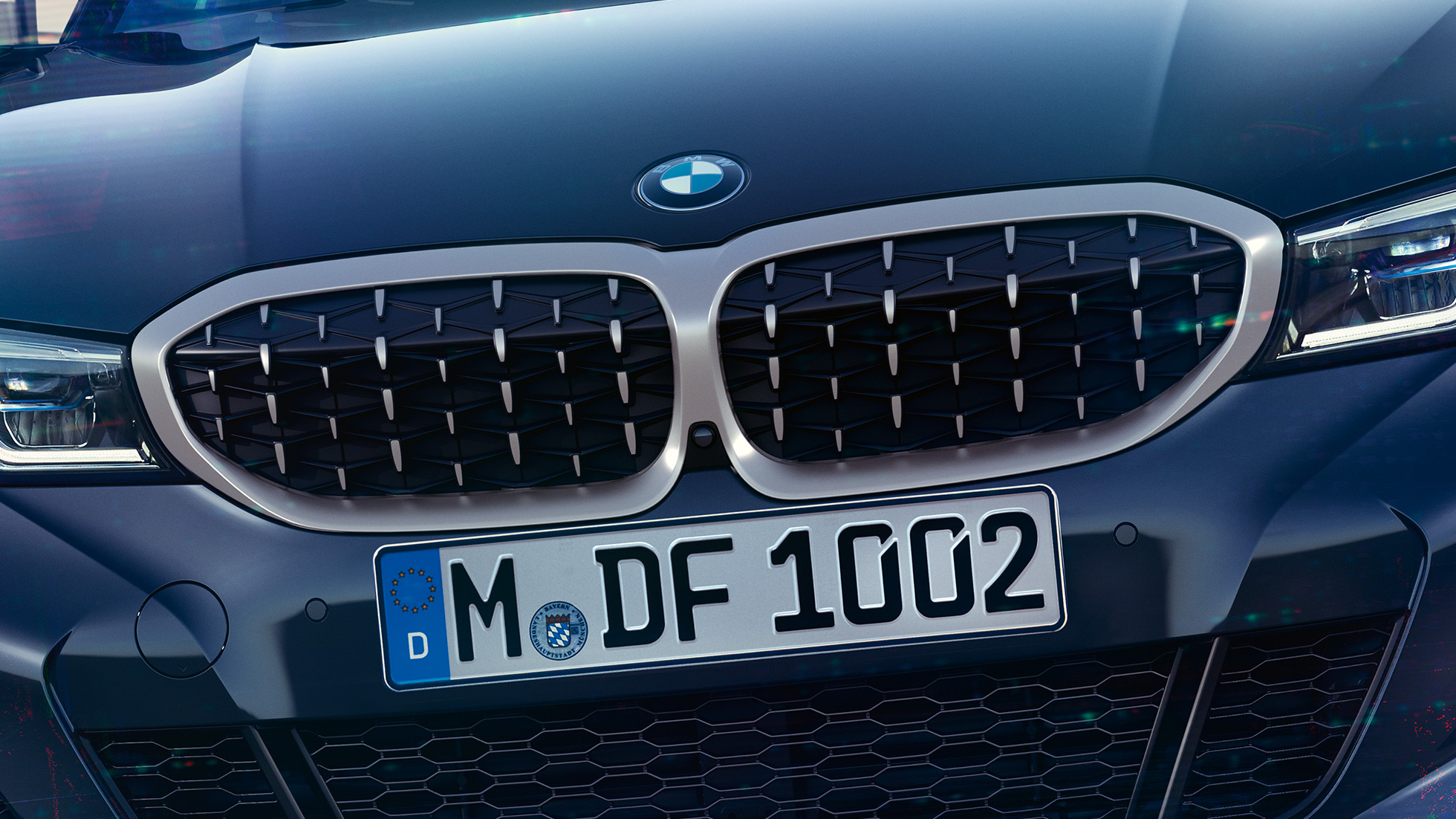 Podwójne nerki grilla BMW serii 3 Limuzyny. Zblizenie na listwy podwójnych nerek grilla BMW serii 3 Limuzyny M340i xDrive.