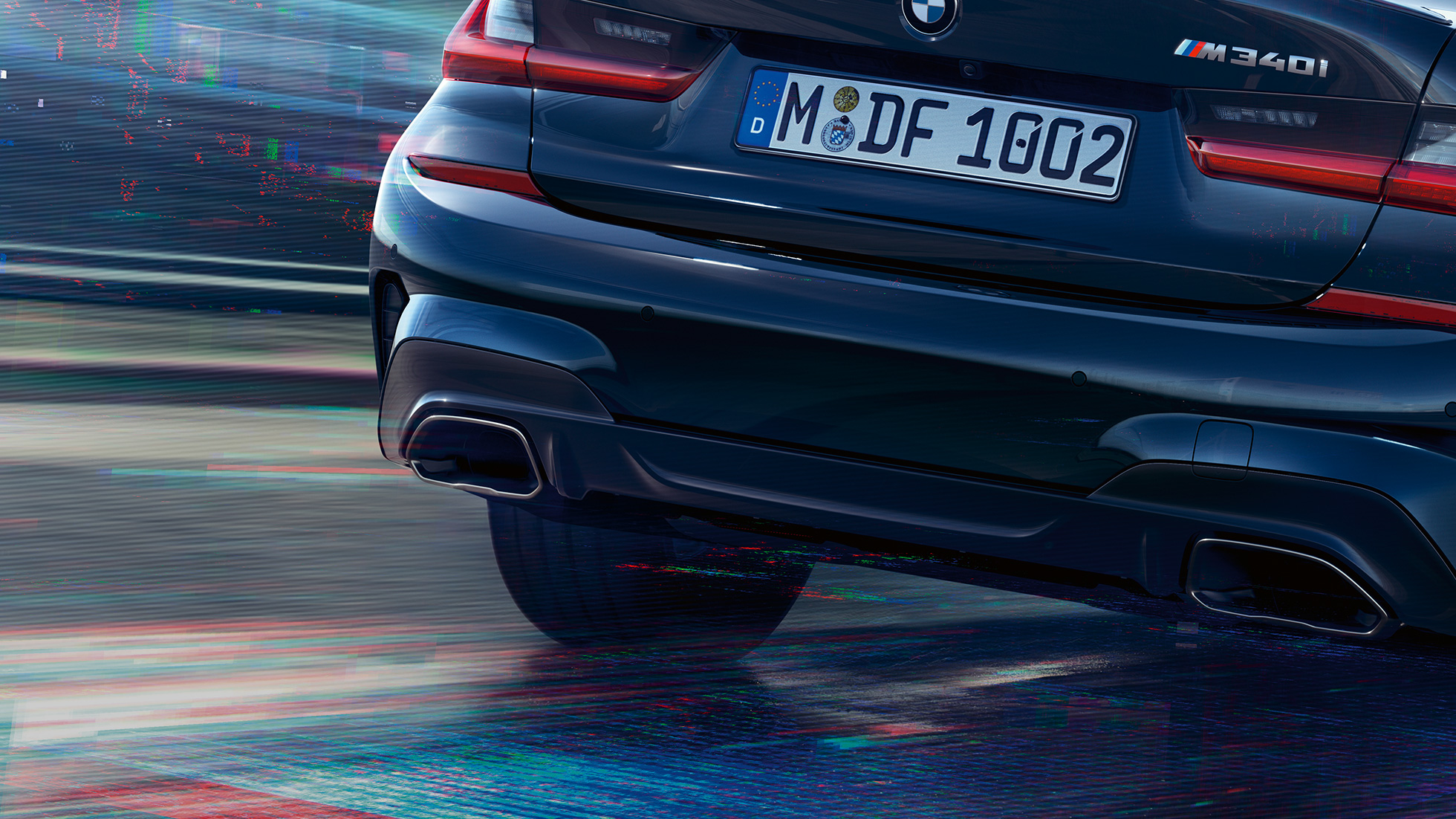 BMW serii 3 Limuzyna, końcówki rury wydechowej M. Zbliżenie na tył BMW serii 3 Limuzyny z charakterystycznymi końcówkami rury wydechowej w metalicznym szarym cerium.