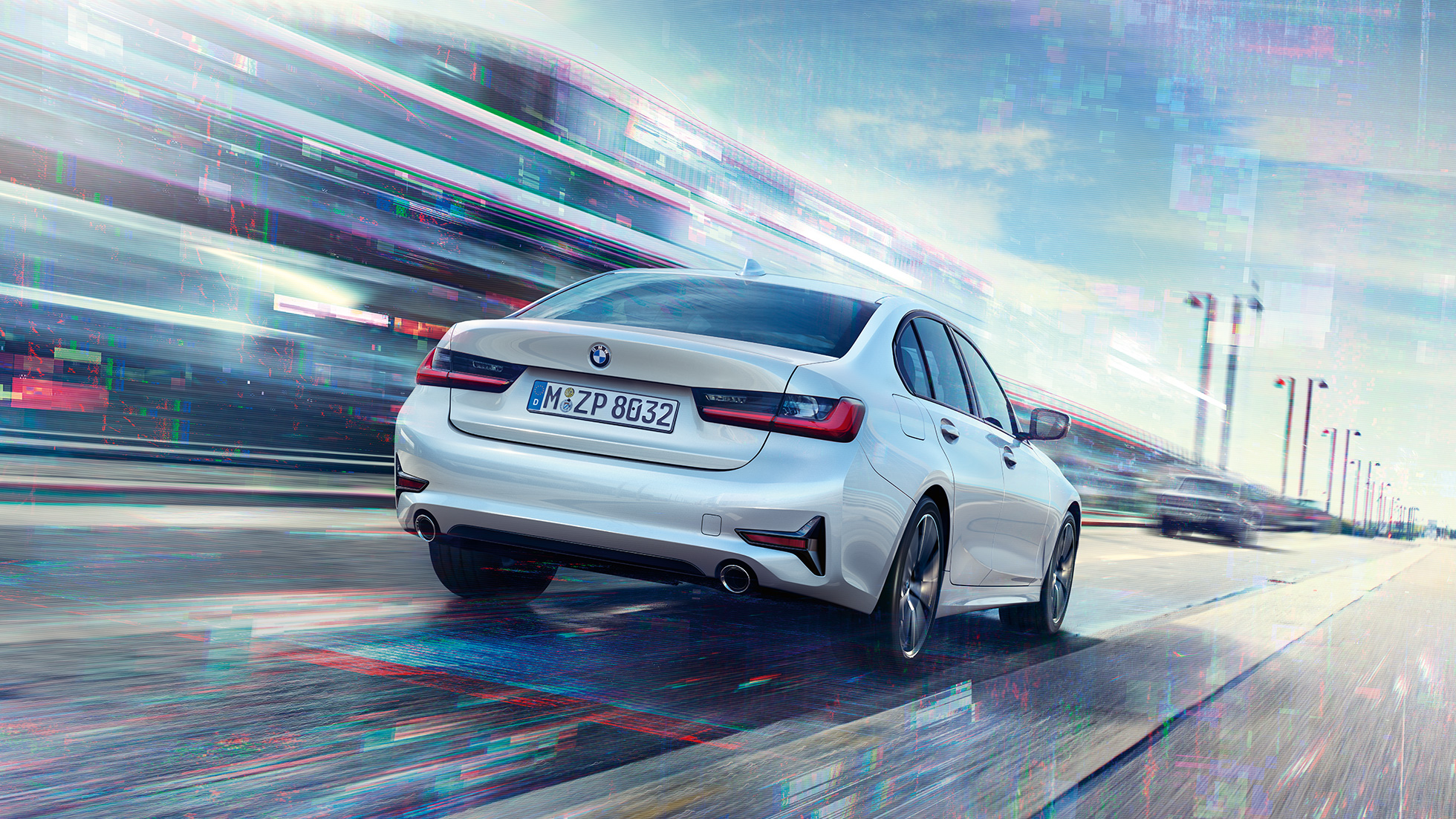 BMW serii 3 Limuzyna, 330e tył. Ujęcie trzy-czwarte na tył jadącej BMW serii 3 Limuzyny 330e.