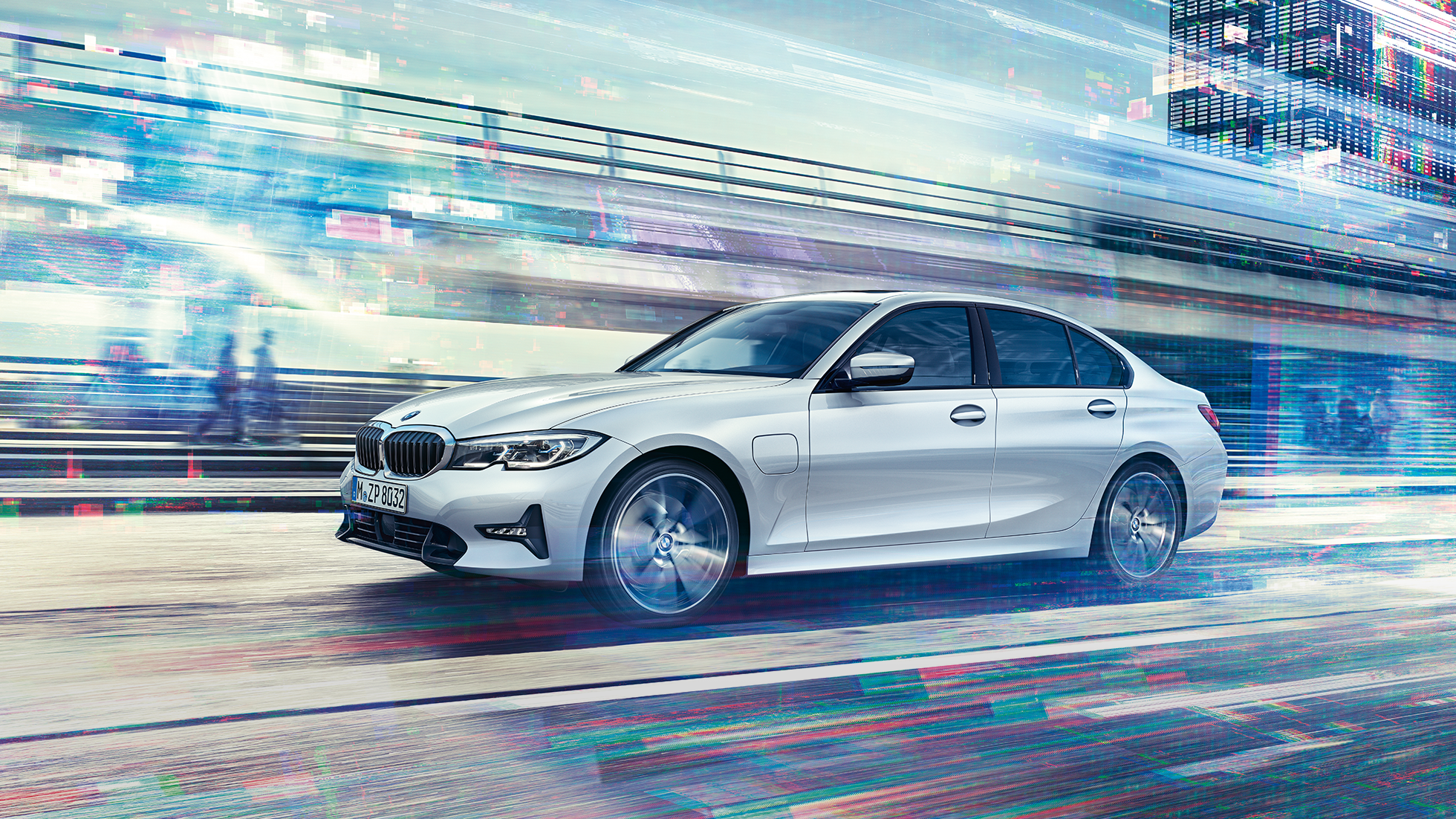 BMW serii 3 Limuzyna, widok z boku na jadące BMW serii 3 Limuzynę330e. Widok z boku na BMW serii 3 Limuzyne 330e na miejskim tle.