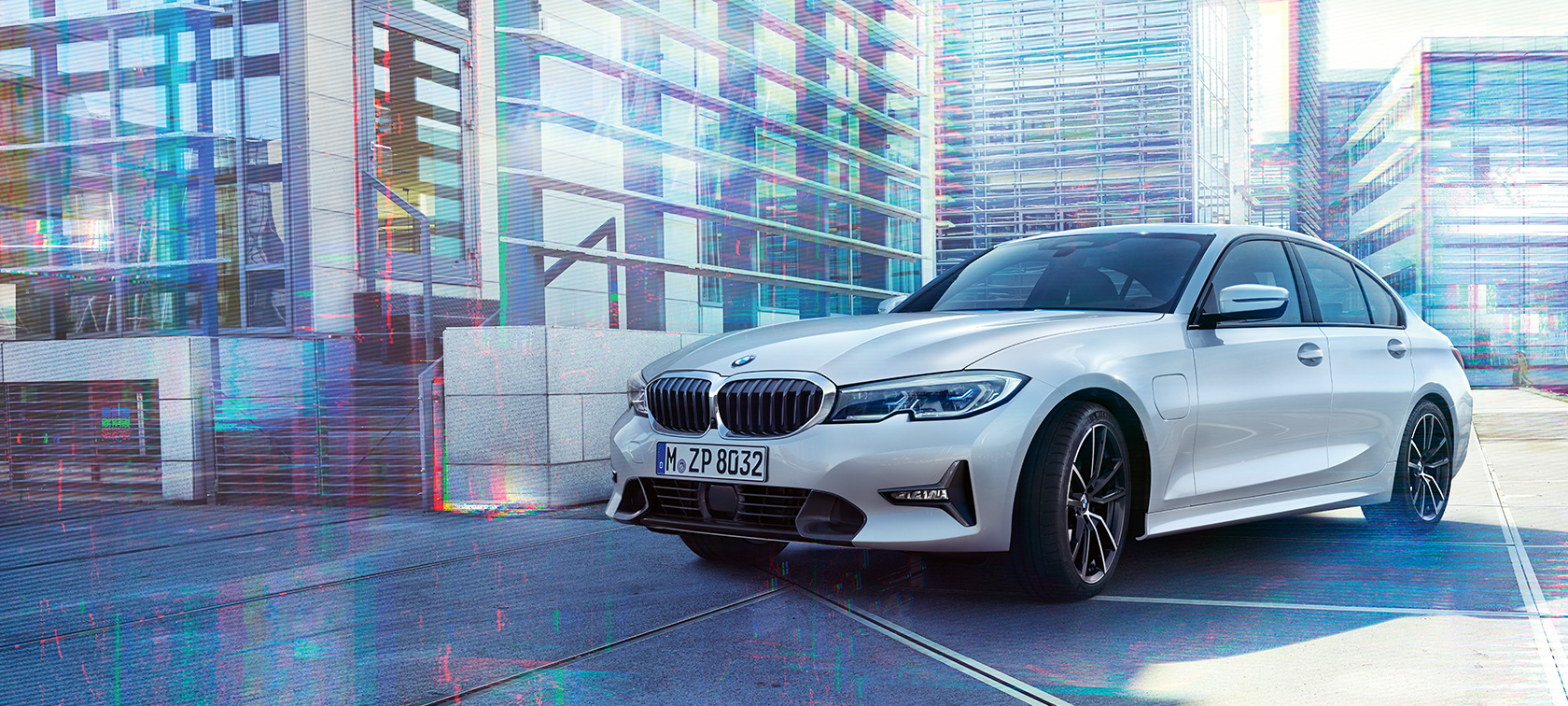 BMW serii 3 Limuzyna 330e. Ujęcie trzy-czwarte na przód BMW serii 3 Series Limuzynę 330e na miejskim tle.