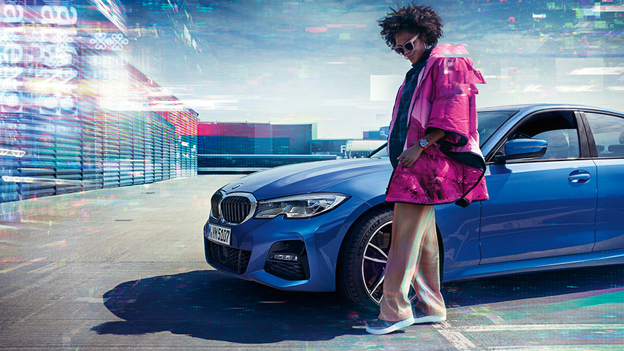 BMW serii 3 Limuzyna (G20), niebieski Portimao metalizowany, przedni półprofil BMW serii 3 Limuzyna (G20), niebieski Portimao metalizowany, przedni półprofil na parkingu z osobą na pierwszym planie
