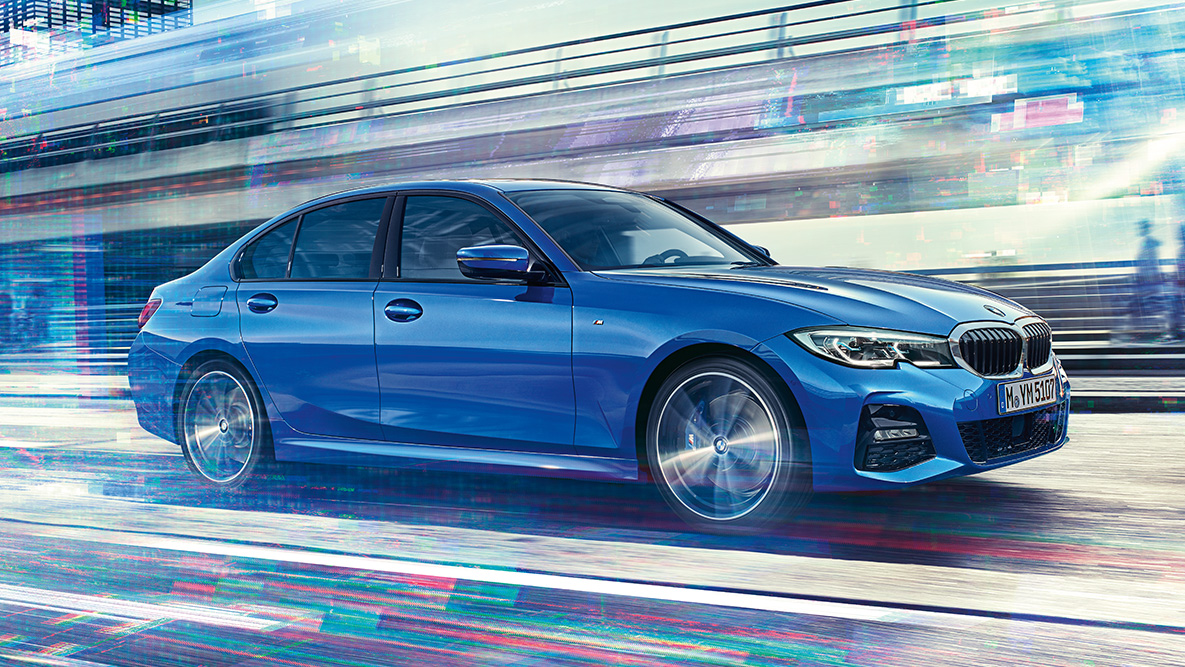 BMW serii 3 Limuzyna (G20), widok z boku podczas jazdy. Widok BMW serii 3 Limuzyna (G20) podczas jazdy w dzień na tle miasta.