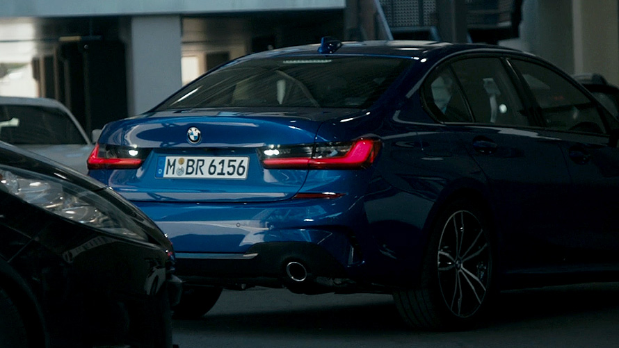 BMW serii 3 Limuzyna (G20), asystent cofania. Zbliżenie ekranu kokpitu BMW serii 3 Limuzyna (G20) z asystentem cofania.