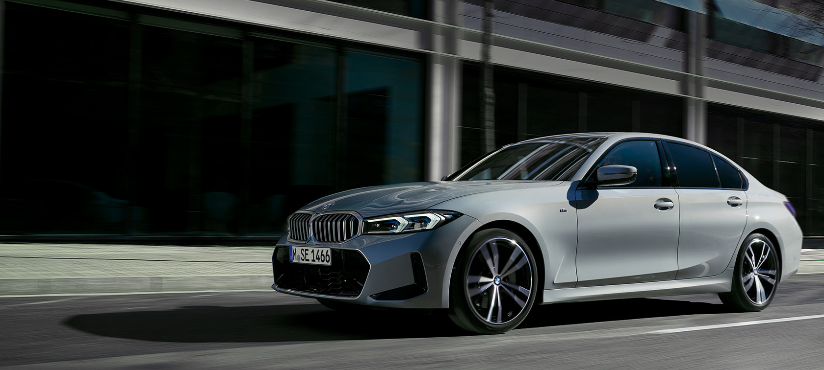 BMW serii 3 Limuzyna LCI G20 szary Brooklyn widok z boku podczas postoju na tle ściany