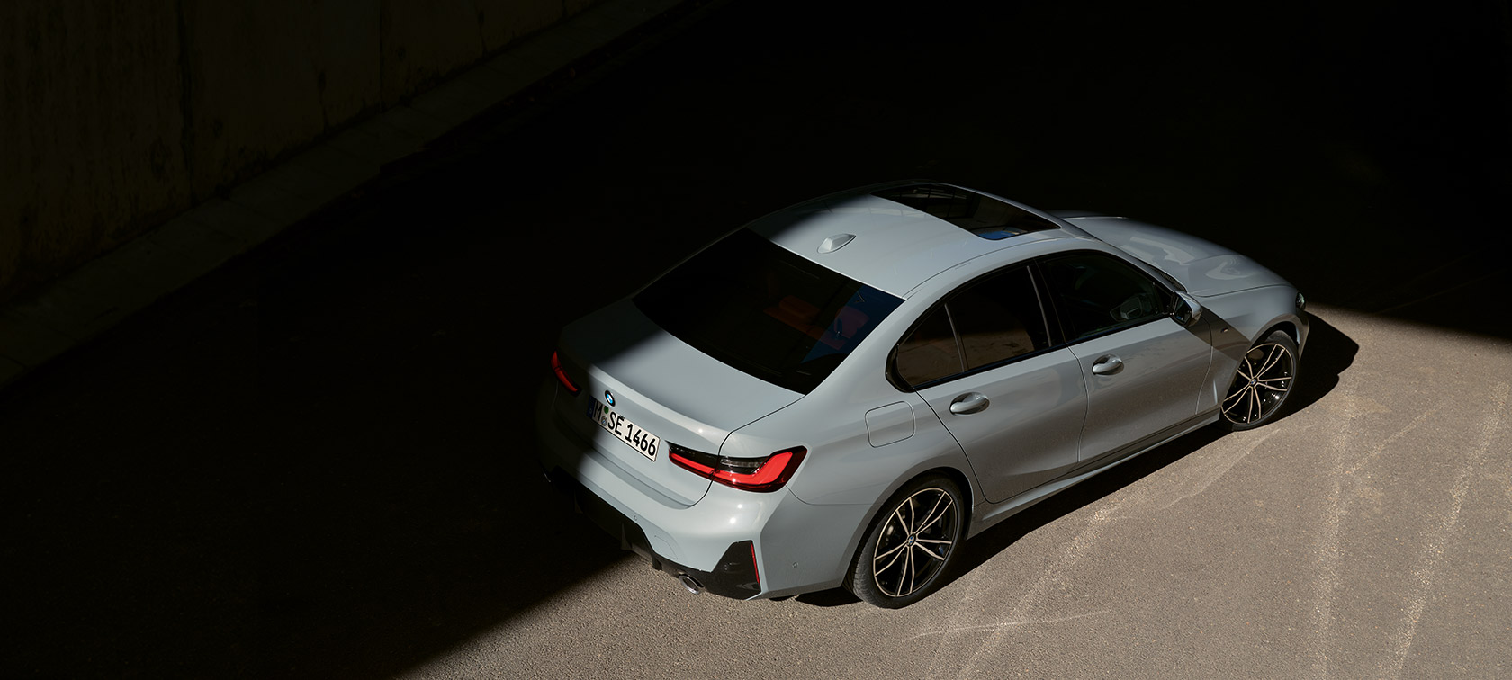 BMW serii 3 Limuzyna LCI G20 szary Brooklyn tylny półprofil podczas postoju widok z góry BMW serii 3 Limuzyna LCI G20 tylny półprofil podczas postoju widok z góry