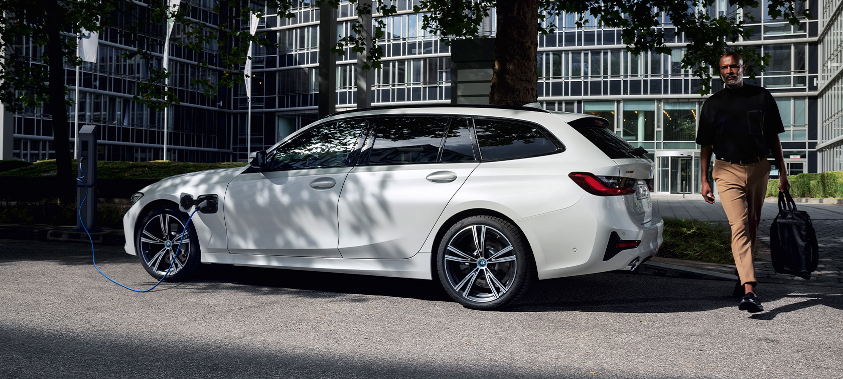 Hybryda plug-in BMW serii 3 Touring 2021 G21, półprofil podczas ładowania Hybryda plug-in BMW serii 3 Touring 2021 G21, półprofil podczas ładowania z modelem