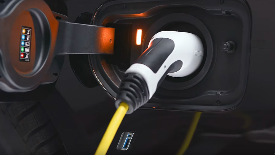 Hybryda plug-in BMW z podłączonym kablem ładującym BMW serii 3 Touring G21 hybryda plug-in BMW z podłączonym kablem ładującym zbliżenie