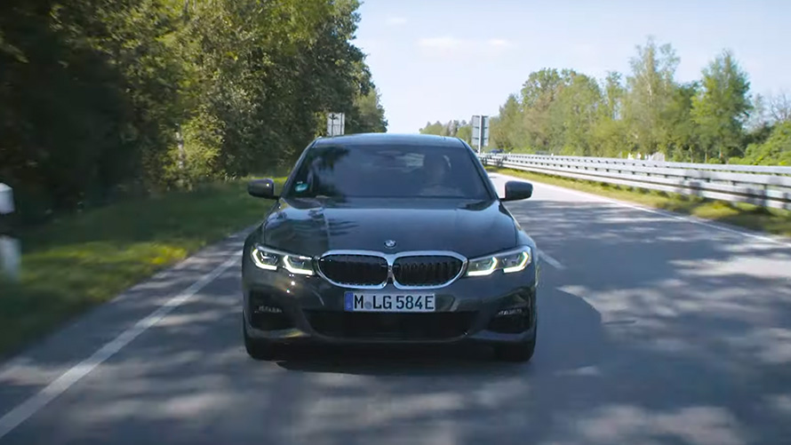 Hybryda plug-in BMW podczas jazdy BMW serii 3 Touring G21 hybryda plug-in BMW podczas jazdy widok z przodu