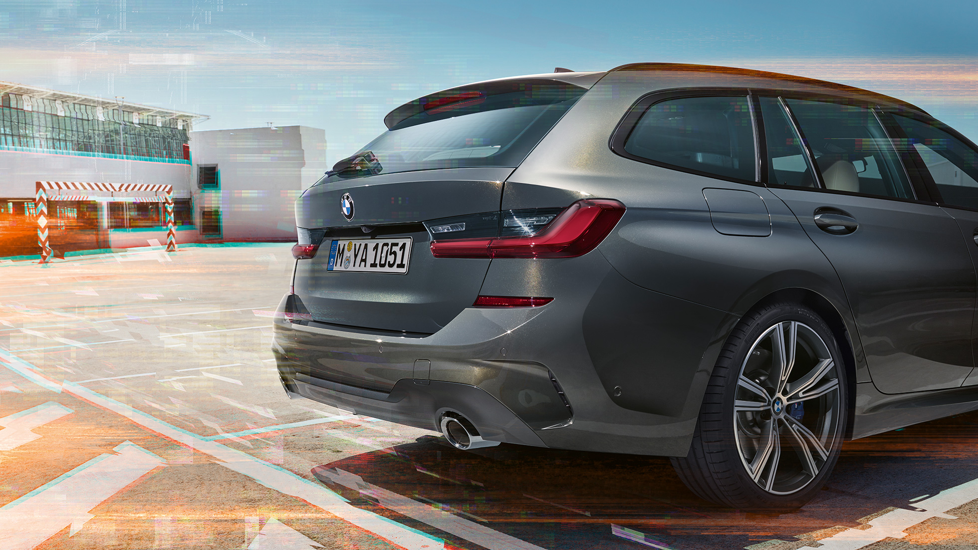 BMW serii 3 Touring, tylny półprofil na parkingu BMW serii 3 Touring, tylny półprofil na parkingu w miejskim otoczeniu