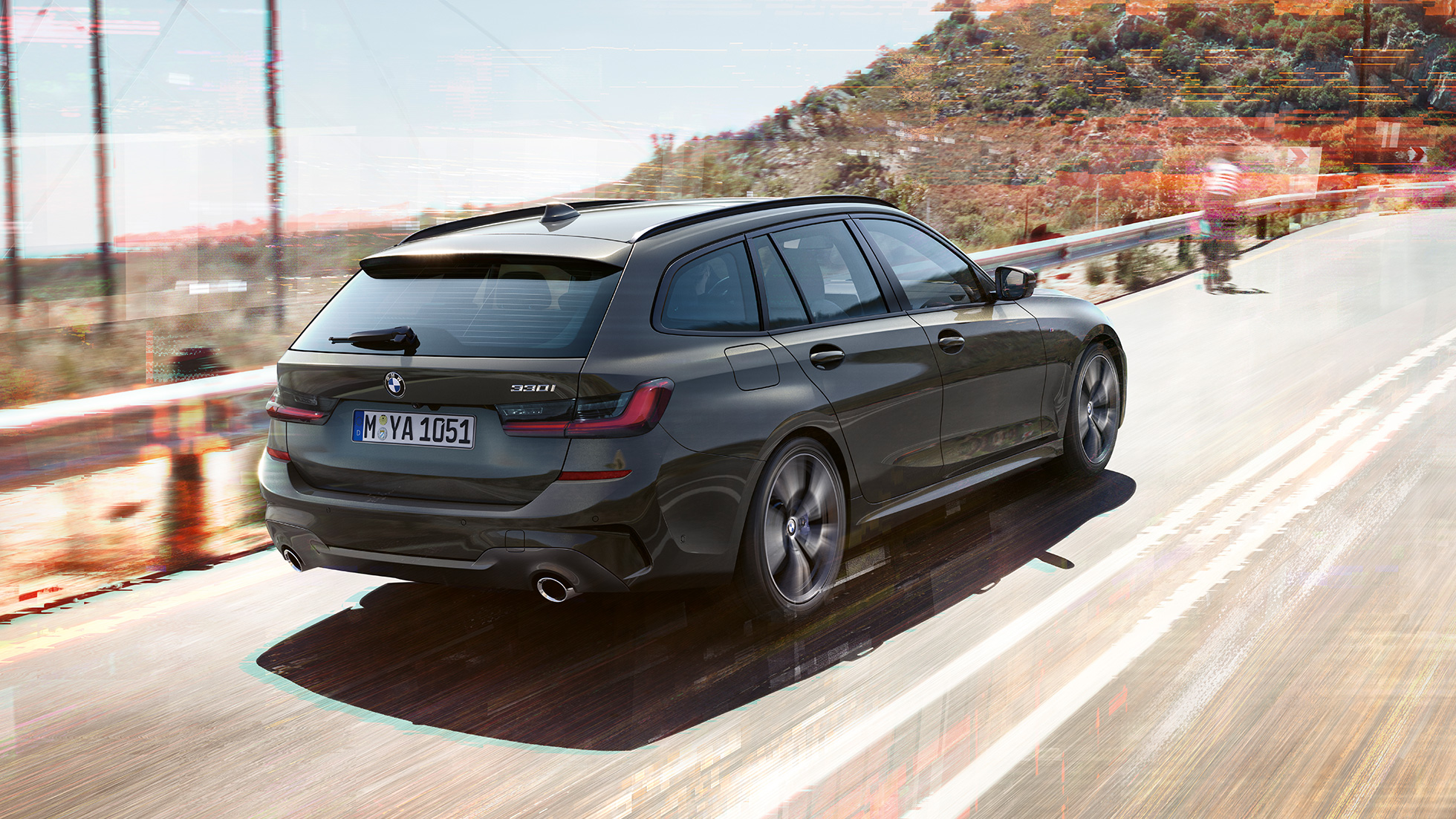 BMW serii 3 Touring, tylny półprofil BMW serii 3 Touring, tylny półprofil podczas jazdy po moście w wiejskim otoczeniu