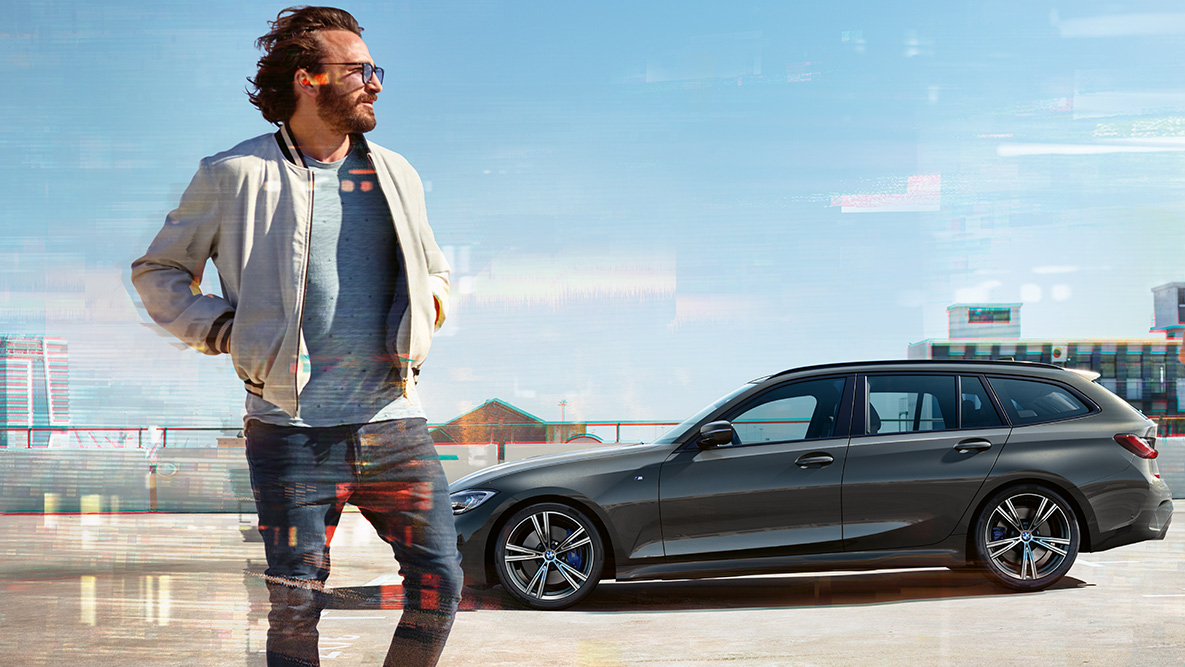 BMW serii 3 Touring (G21), przedni półprofil, stylistyka BMW serii 3 Touring (G21), szary drawit, przedni półprofil podczas jazdy po moście w wiejskim otoczeniu