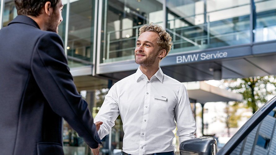 Pracownik serwisu BMW wita klienta Pracownik serwisu BMW wita klienta