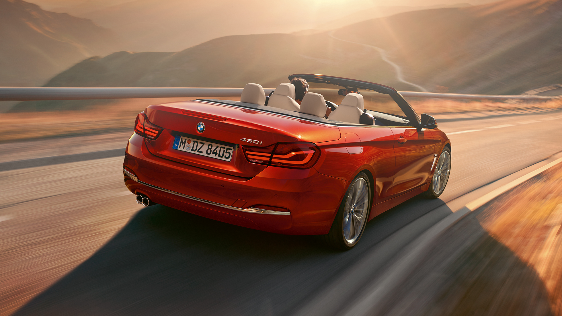 Tył jadącego BMW serii 4 Cabrio Tył jadącego BMW serii 4 Cabrio