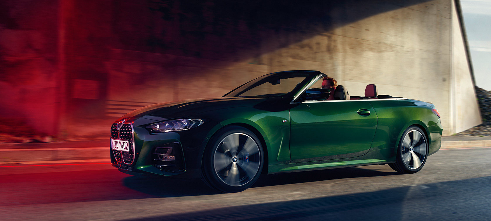 Półprofil BMW serii 4 Cabrio G23 2020 podczas jazdy BMW serii 4 Cabrio G23 2020 zieleń San Remo metalizowany, półprofil podczas jazdy