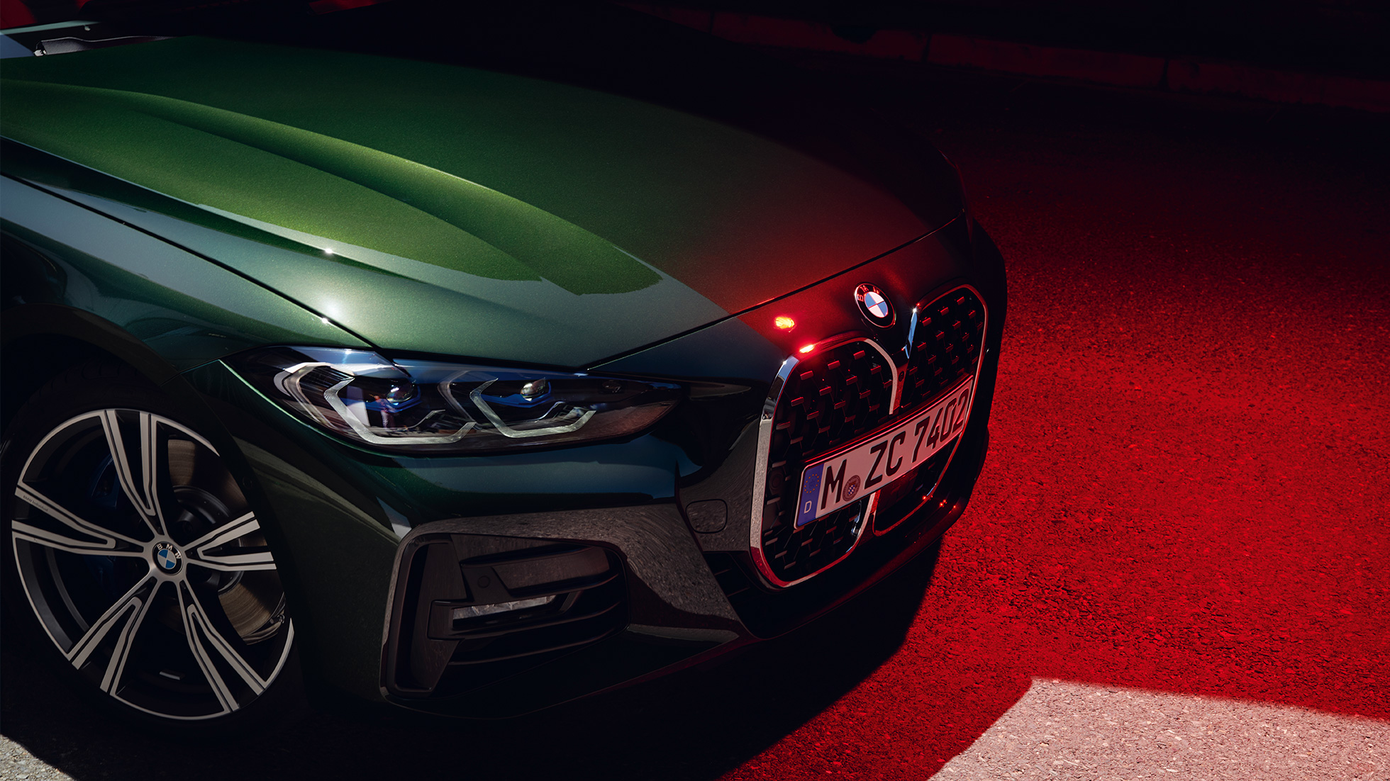 Widok z boku, maska silnika BMW serii 4 Cabrio G23 2020 BMW serii 4 Cabrio G23 2020 zieleń San Remo metalizowany, widok z boku, zbliżenie maski silnika