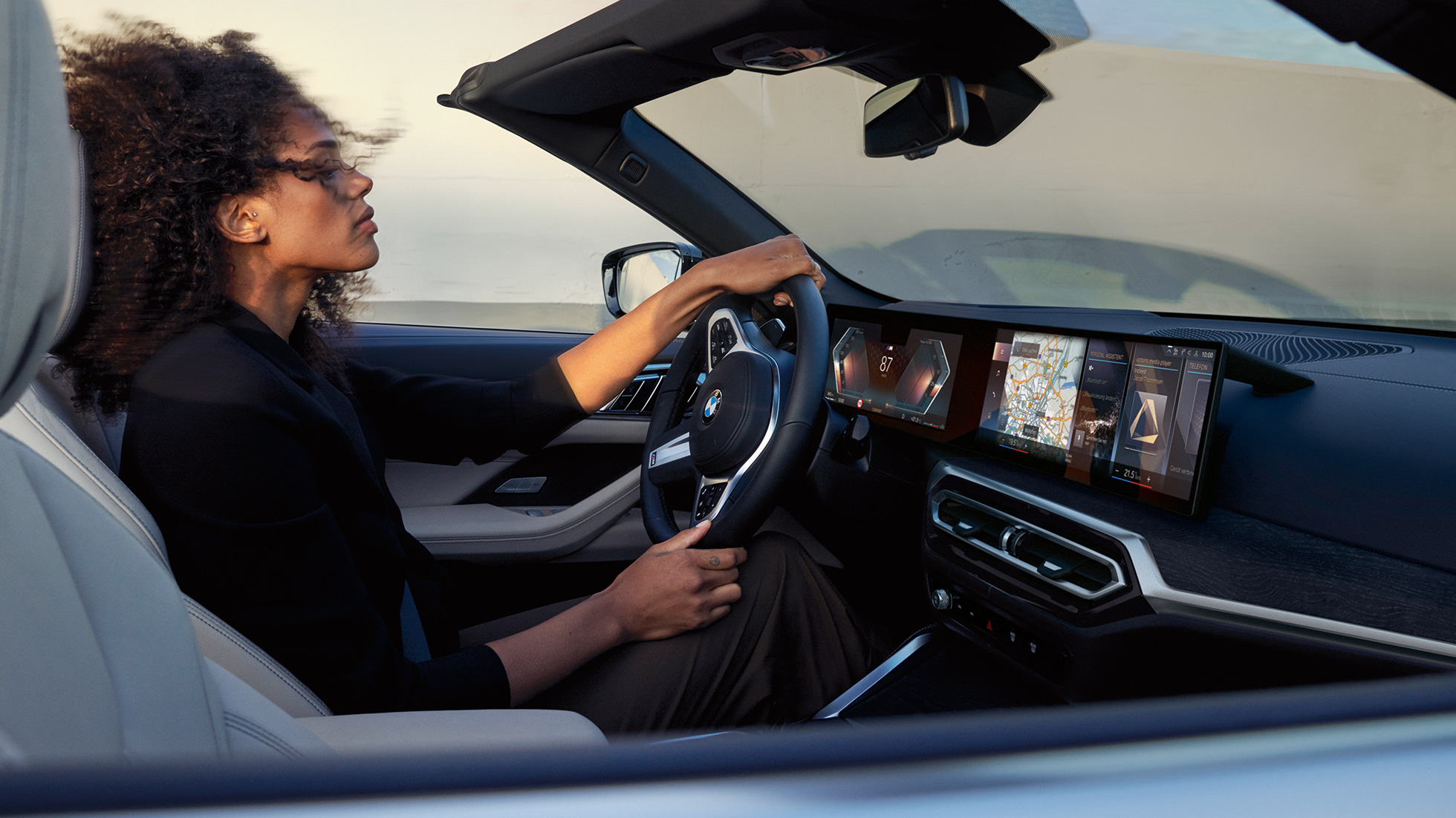 Kokpit BMW serii 4 Cabrio G23 BMW serii 4 Cabrio G23 2020 wnętrze z kierownicą, deską rozdzielczą i monitorem pokładowym