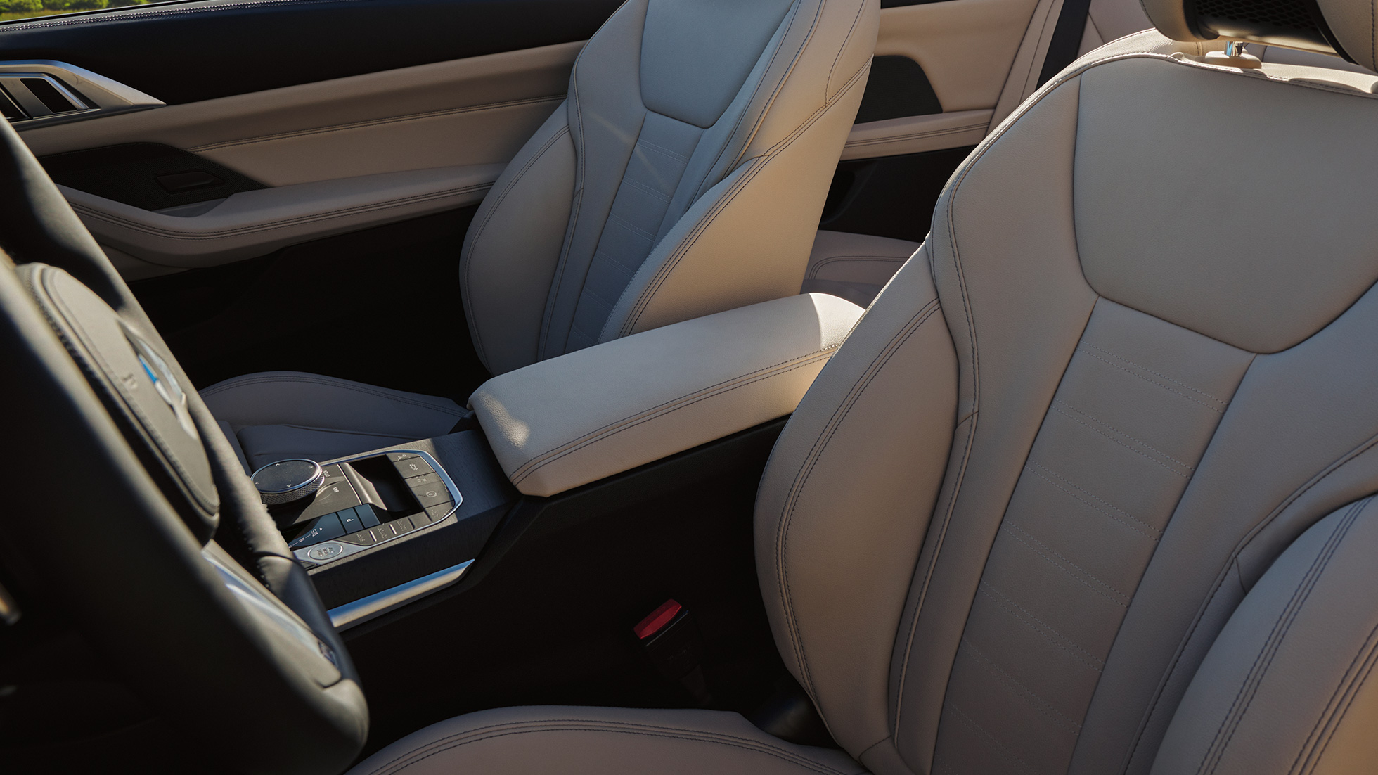 Konsola środkowa i fotele BMW serii 4 Cabrio G23 BMW serii 4 Cabrio G23 2020 zieleń San Remo metalizowany, wnętrze, konsola środkowa i fotele