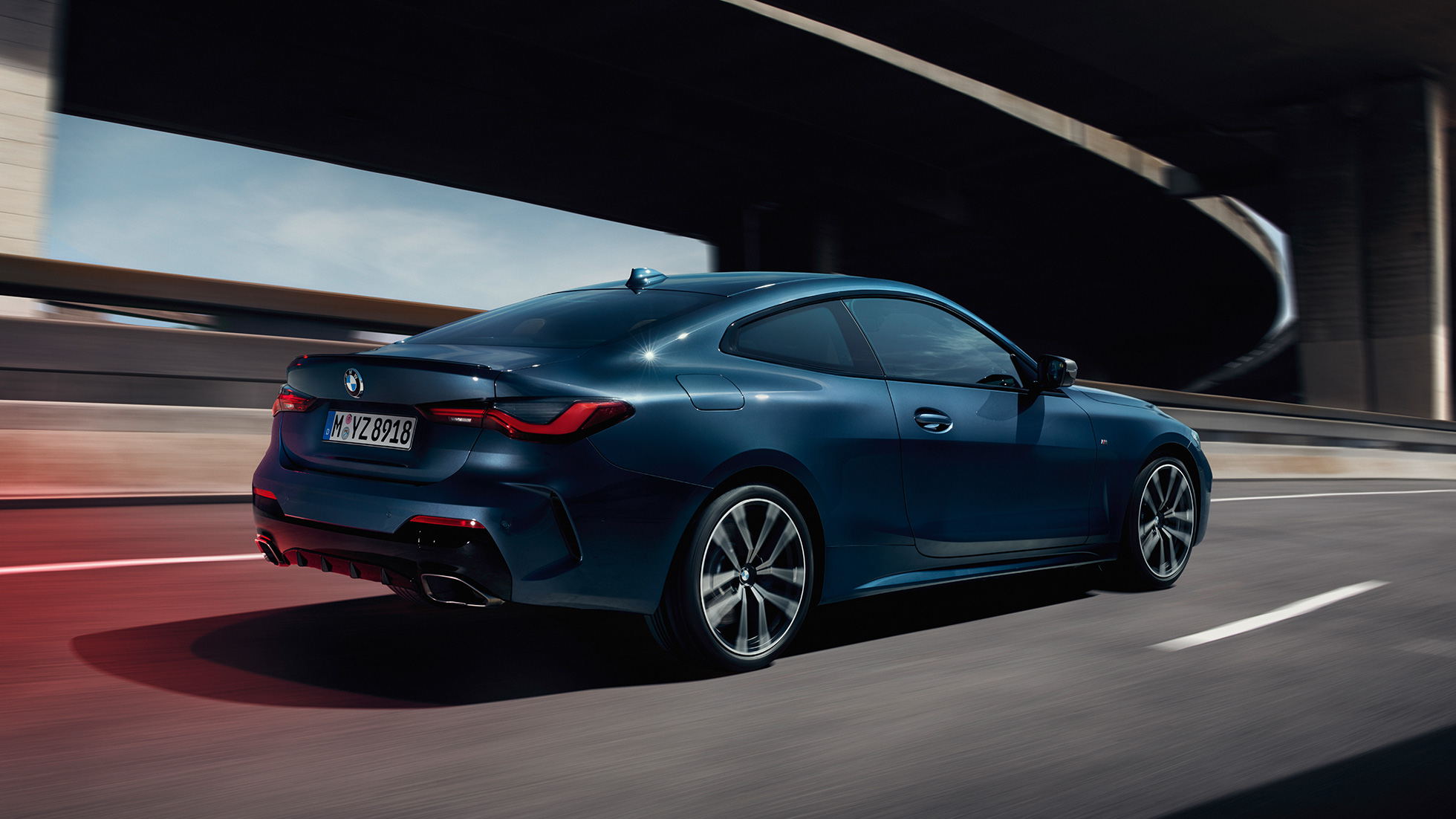Półprofil BMW serii 4 Coupé G22 2020 BMW serii 4 Coupé G22 2020, niebieski Arctic Race, metalizowany, półprofil podczas jazdy