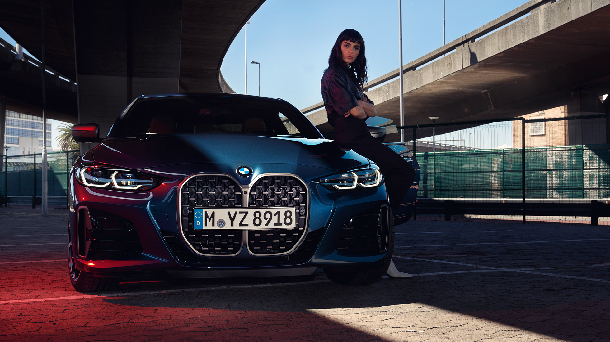 Widok z przodu z atrapą chłodnicy i reflektorami BMW serii 4 Coupé G22 2020 BMW serii 4 Coupé G22 2020, niebieski Arctic Race, metalizowany, widok z przodu z atrapą chłodnicy, reflektorami i modelem