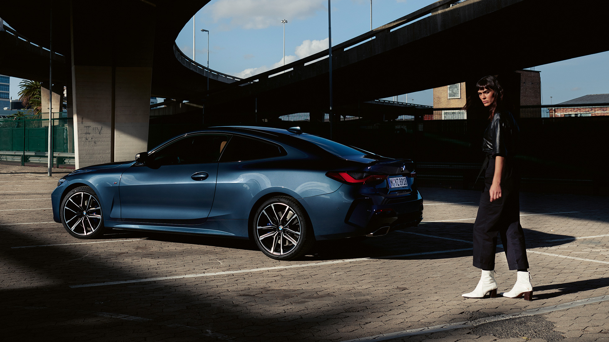 Widok z boku, opływowa linia dachu BMW serii 4 Coupé G22 2020 BMW serii 4 Coupé G22 2020, niebieski Arctic Race, metalizowany, widok z boku, opływowa linia dachu