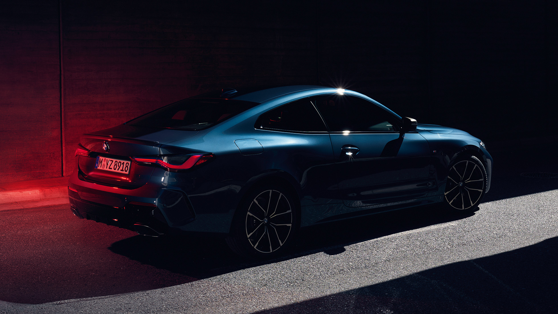 Tylny półprofil części barkowej z Hofmeister kink BMW serii 4 Coupé G22 BMW serii 4 Coupé G22 2020, niebieski Arctic Race, metalizowany, tylny półprofil części barkowej z Hofmeister kink