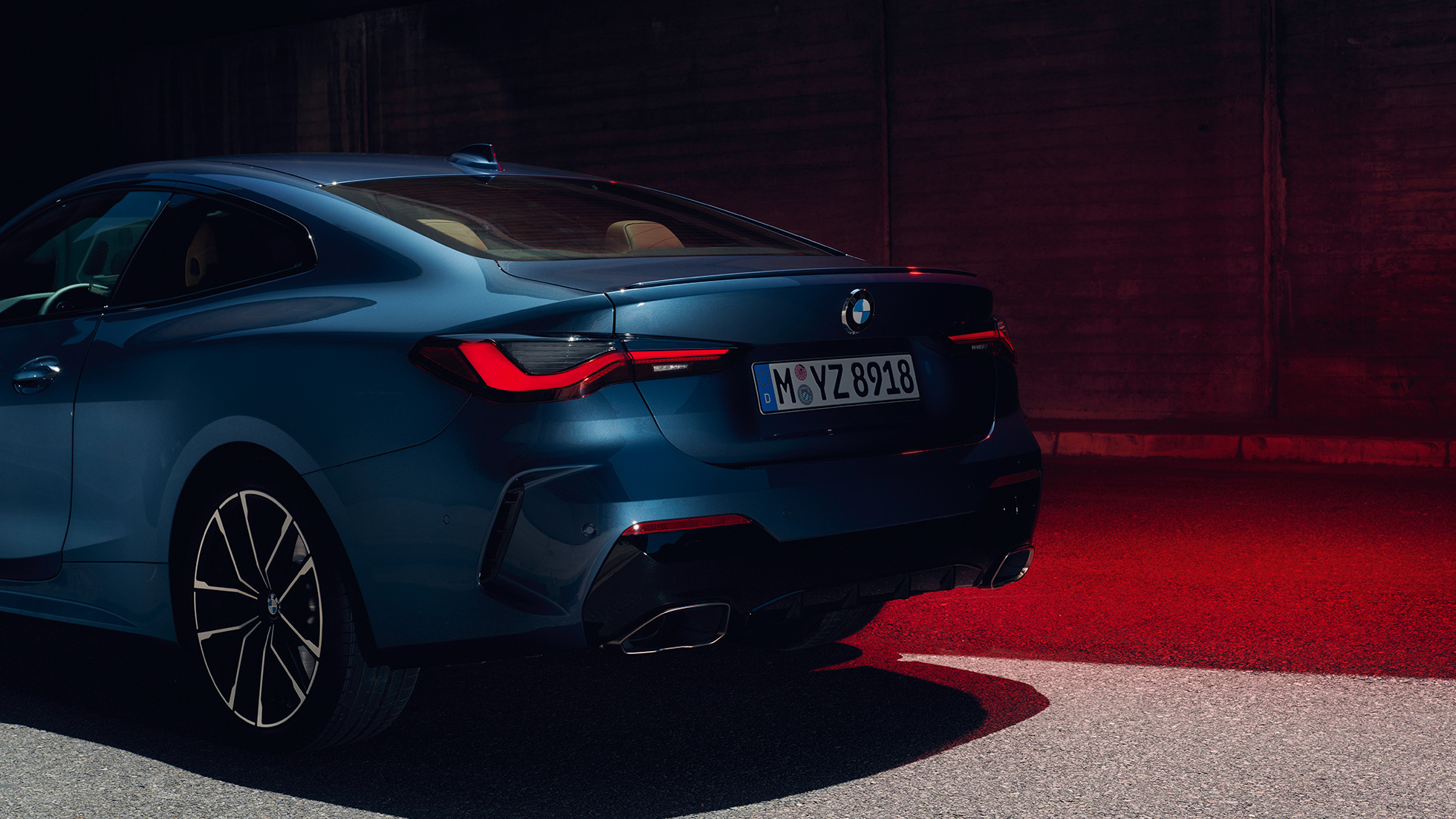 Tylny półprofil z podwójnymi końcówkami rur wydechowych BMW serii 4 Coupé G22 2020 BMW serii 4 Coupé G22 2020, niebieski Arctic Race, metalizowany, tylny półprofil z podwójnymi końcówkami rur wydechowych