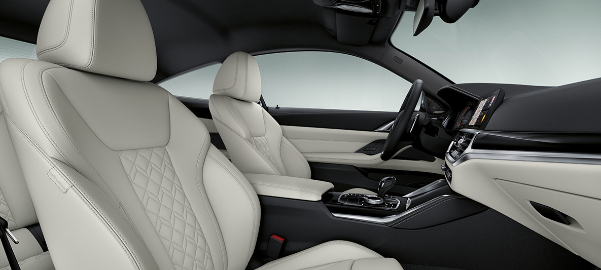 Tapicerka skórzana w kolorze kości słoniowej w BMW serii 4 Coupé Individual G22 2020, wnętrze Rozszerzona tapicerka BMW Individual ze skóry Merino, kość słoniowa w BMW serii 4 Coupé Individual G22 2020, wnętrze