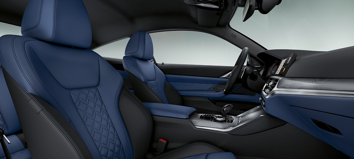 Tapicerka ze skóry Merino, błękit fiordów i czarny w BMW serii 4 Coupé Individual 2020 G22, wnętrze Rozszerzona tapicerka BMW Individual ze skóry Merino w kolorze błękitu fiordów i czarnym w BMW serii 4 Coupé Individual G22 2020, wnętrze